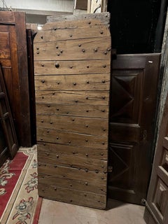 Portoncino chiodato in legno di rovere, centinato superiormente, italia