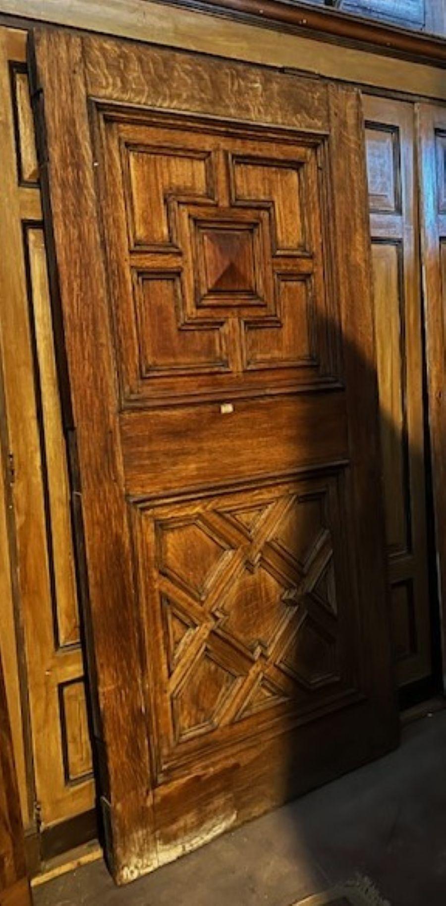 Antique Entrance door, single-leaf main door, made of richly carved oak wood with panels , double-sided: the back is also carved exactly like the front.
Original of Epoch '800, provenance Lombardy (italy), very often excellent èper exposed