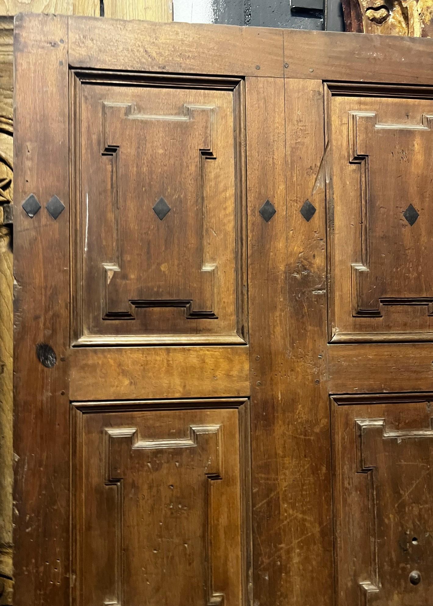 One-door walnut front door with carved panels In Good Condition For Sale In Cuneo, Italy (CN)