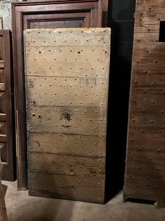 Portoncino da ingresso rustico in legno laccato e chiodato, italia