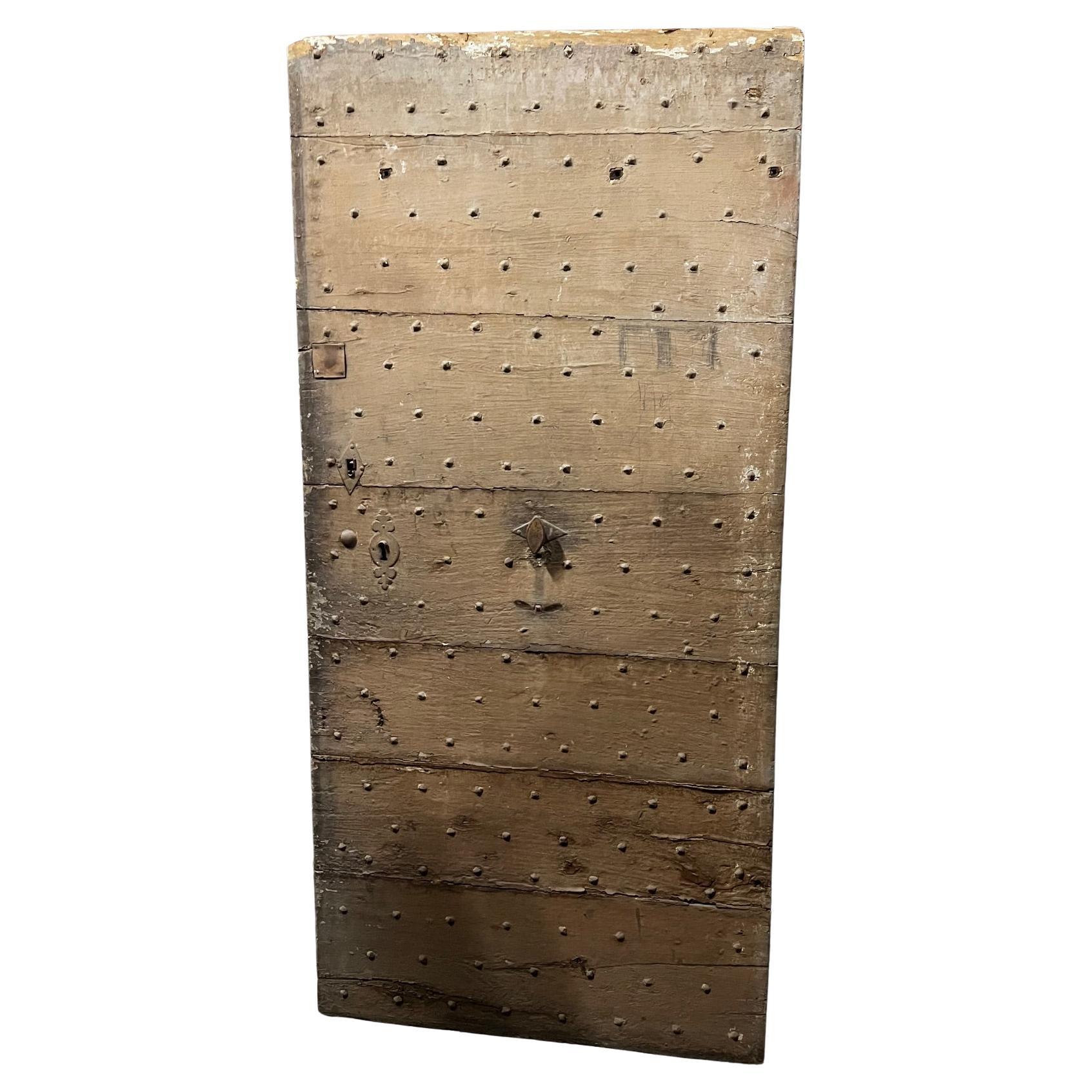 Portoncino da ingresso rustico in legno laccato e chiodato, italia