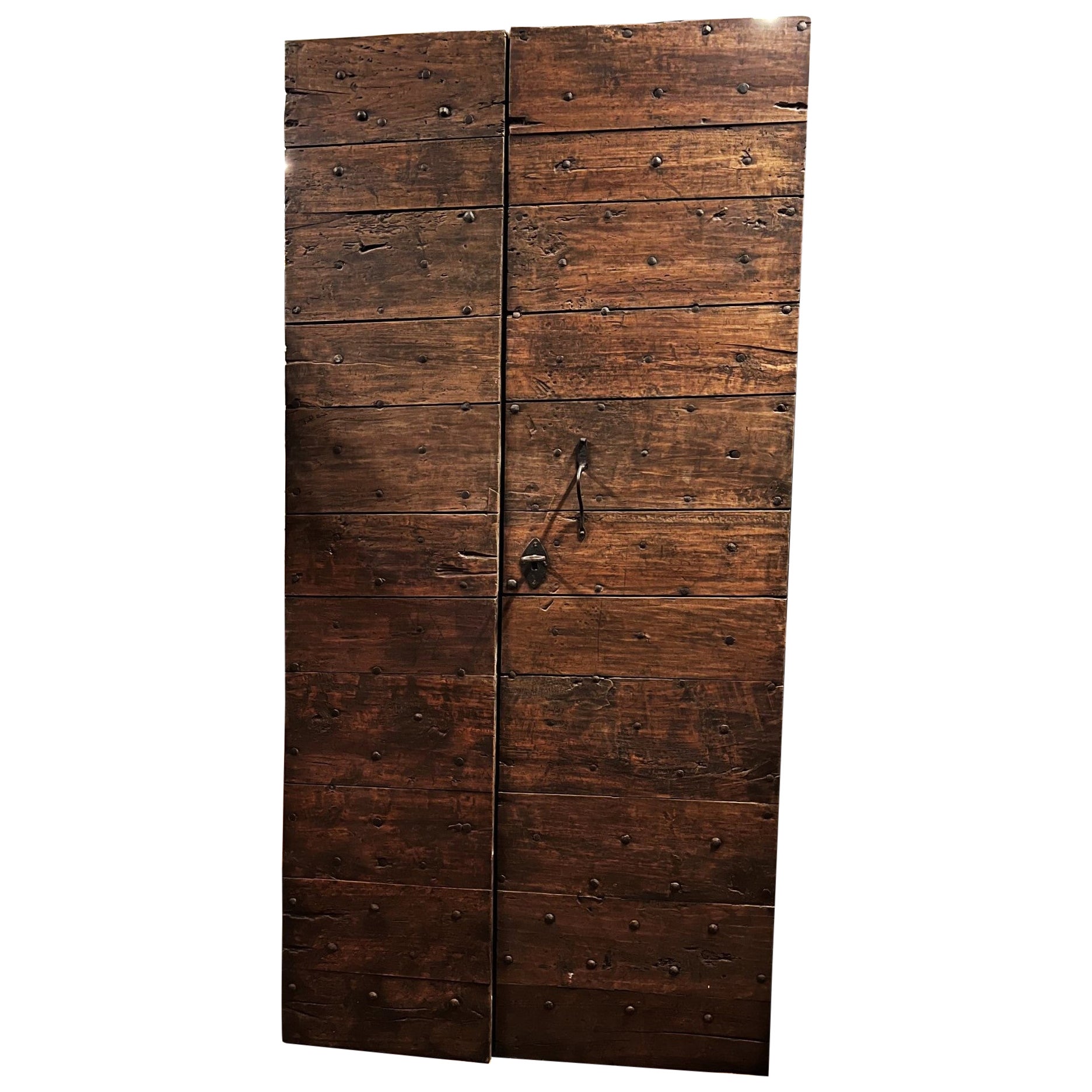 Puerta con clavos de dos hojas asimétricas de madera de álamo. Siglo XIX