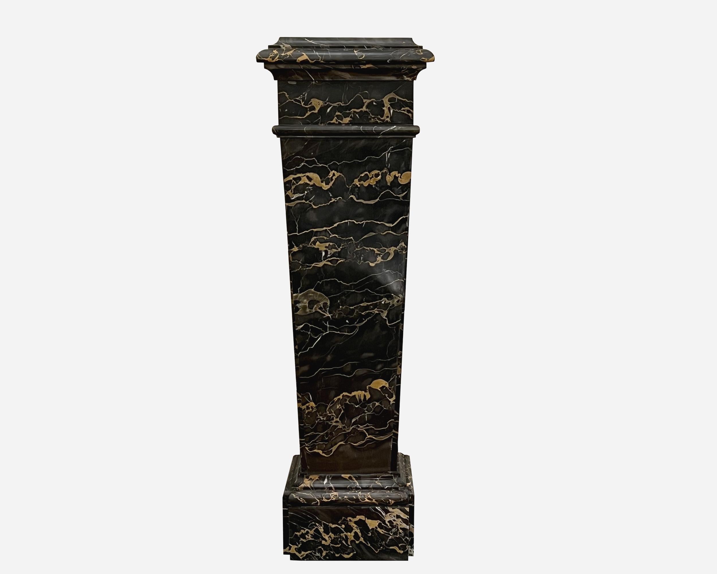 Portor-Marmorsockel im Directoire-Stil.

Portor-Marmor ist ein seltener und edler Marmor, der seit der Antike wegen seiner einzigartigen schwarzen Farbe mit tiefgelben Adern verwendet wird. Von König Ludwig XIV. für die Dekoration von Versailles