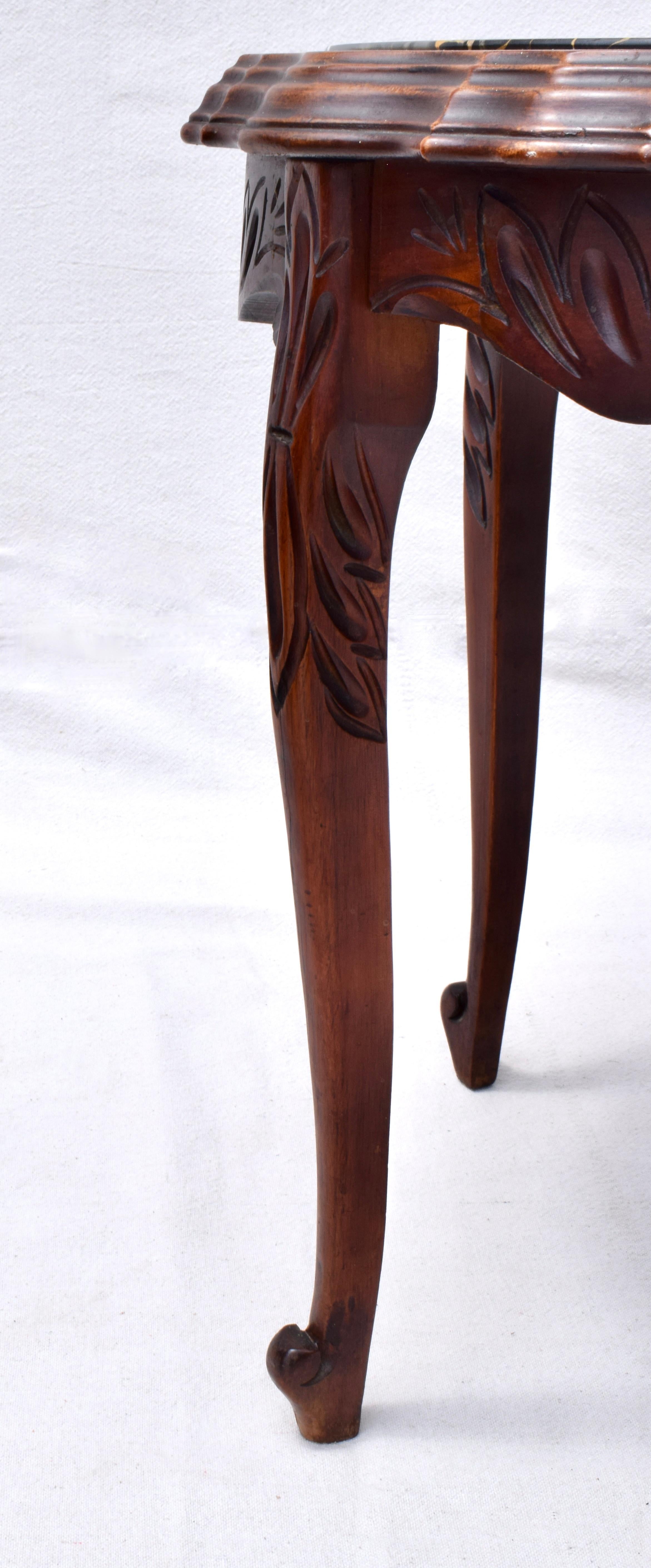 Un petit bijou exquis dans notre table d'appoint sculptée à la main à la française, avec une menuiserie à queue d'aronde pour le cadre en noyer massif, un plateau en marbre Portoro noir et des pieds en cabriole. Une table douce qui se prête à de
