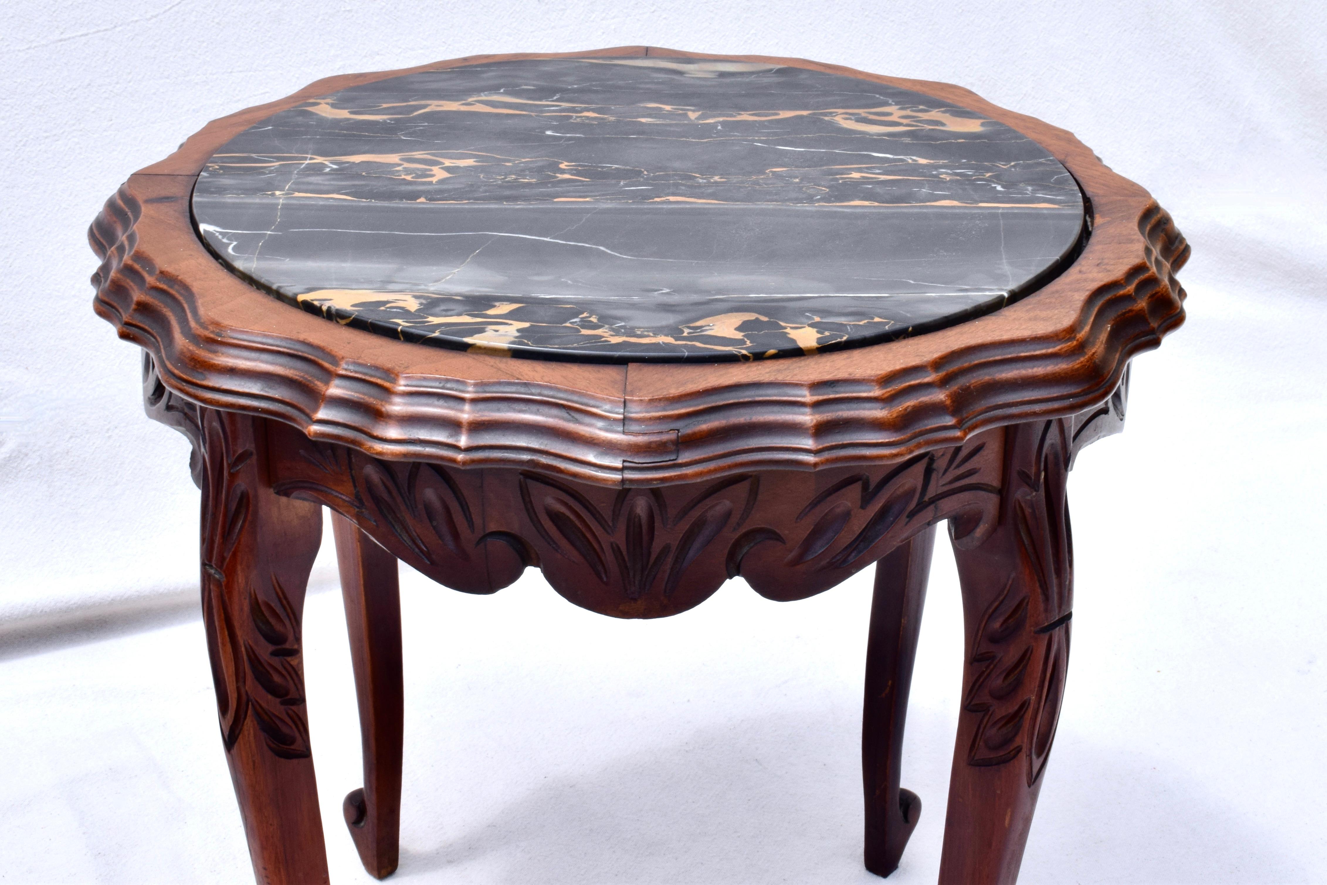 Français Table d'appoint française d'antiquités en marbre noir Portoro en vente