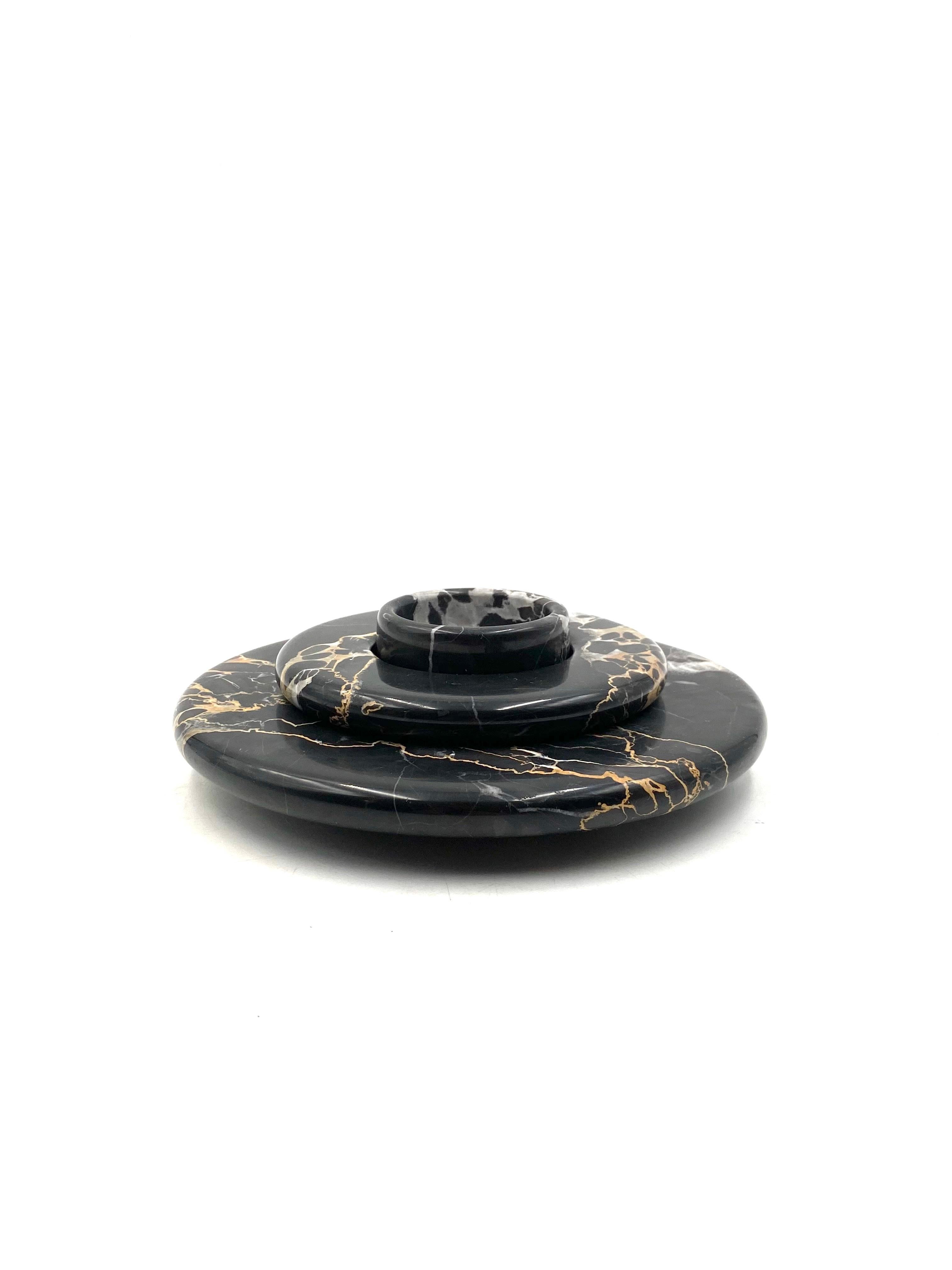 Portoro schwarzer Marmor Tafelaufsatz / vide poche, stapelbarer Aschenbecher 

Casigliani Italien, 1970er Jahre

3 Stück

H 7,5 cm Durchm. 23 cm

Zustand: ausgezeichnet, keine Mängel