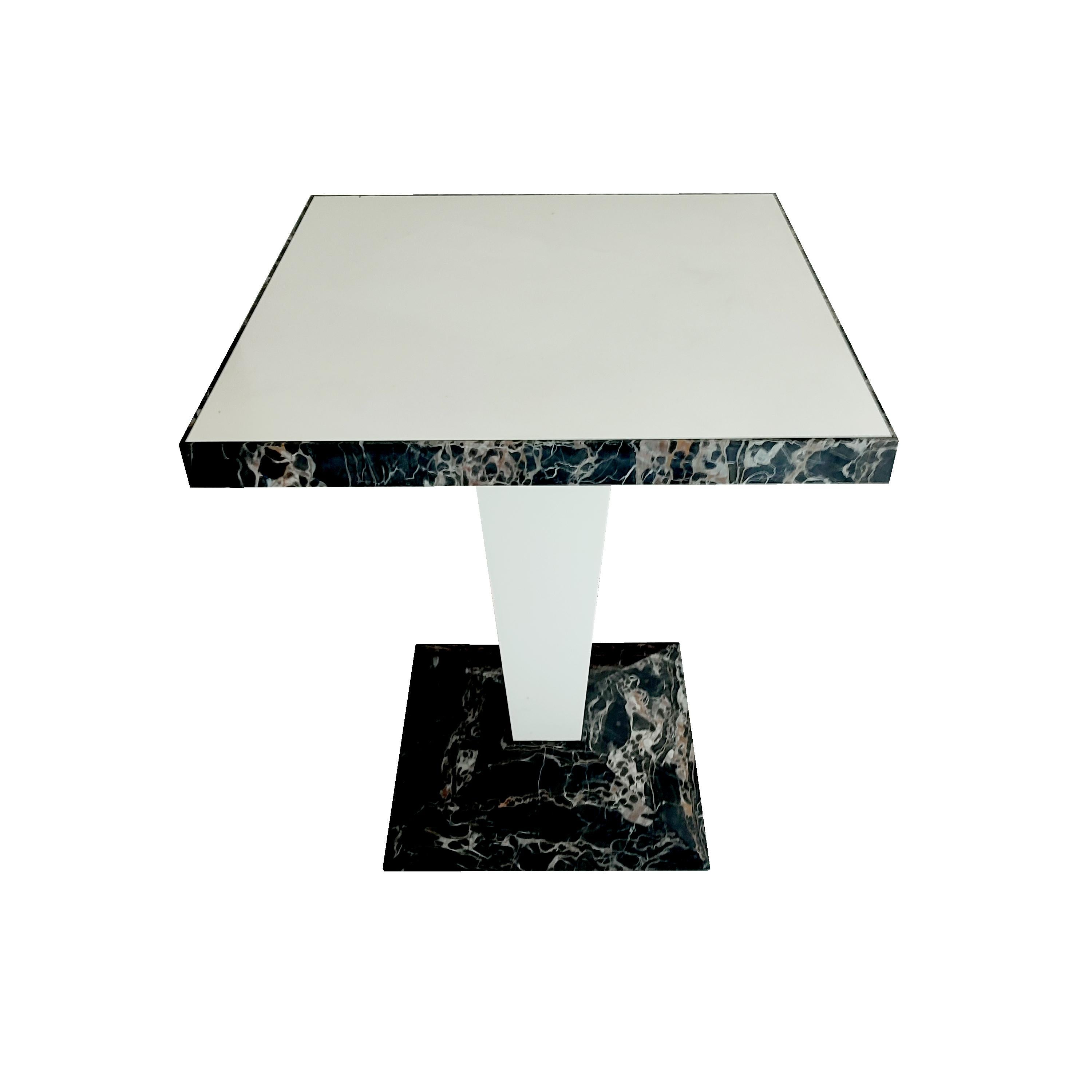 PORTORO Marble Design/One Table & White Krion by Joaquín Moll Meddel Spain En stock.
La table haute de style comptoir, ou table de travail, est fabriquée en marbre noir italien Portoro, le marbre noir italien le plus cher au monde. Le marbre