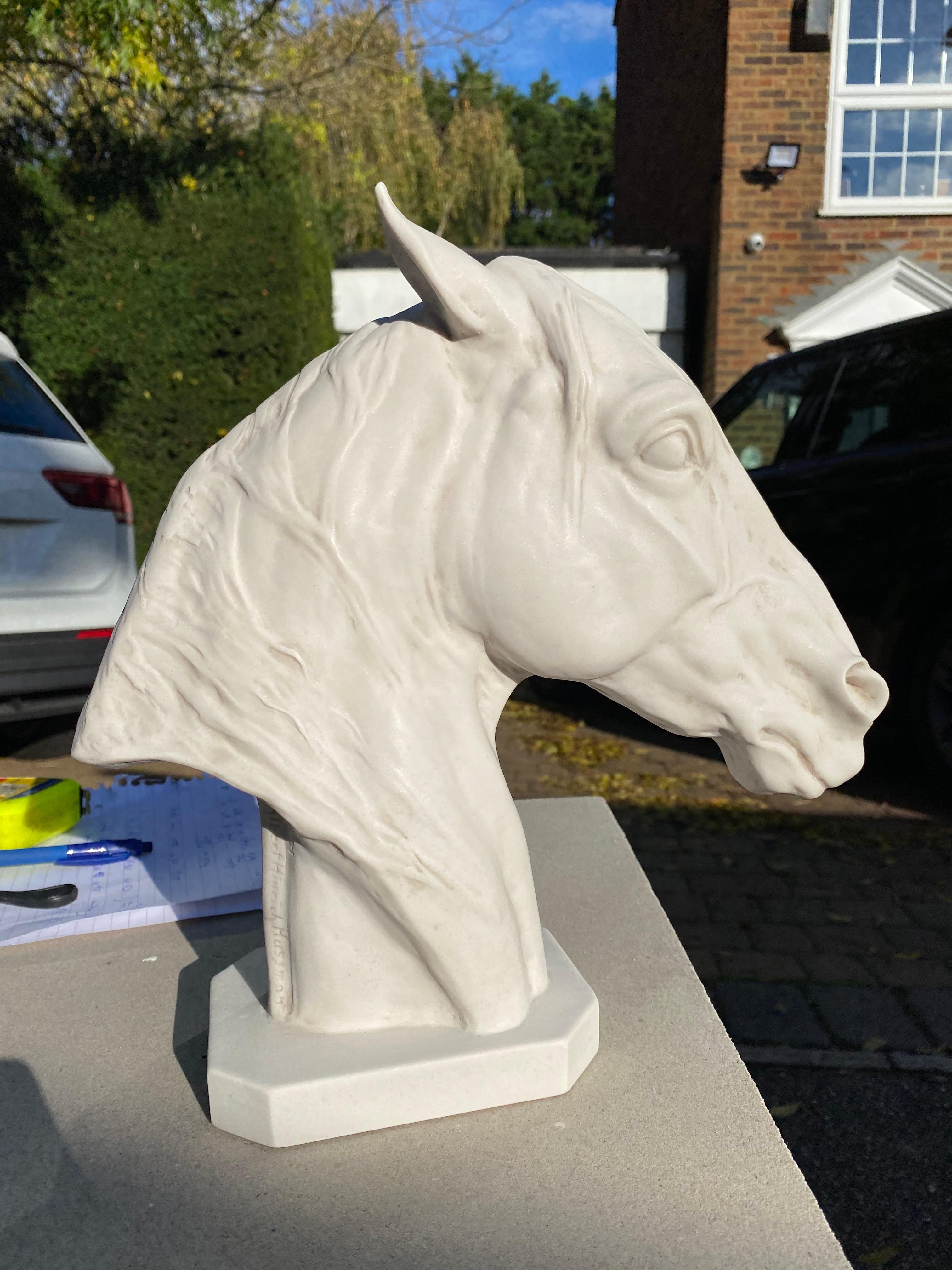 Ce portrait de cheval pur-sang du XXe siècle capture l'élégance et la noblesse d'esprit de l'une des races équines les plus célèbres. Sculptée de manière experte avec un sens aigu du détail anatomique, la sculpture met en valeur la posture gracieuse