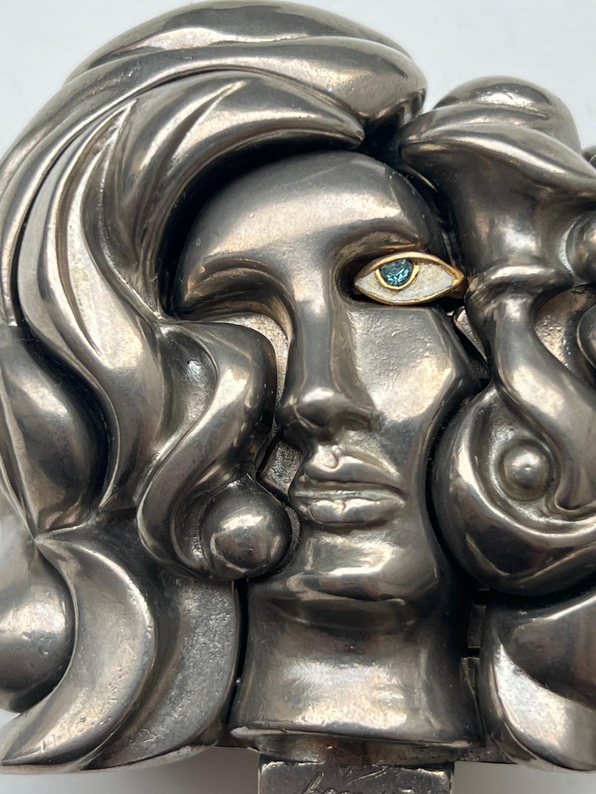 Edizione : /9500

È firmato e numerato in rilievo.

Una scultura smontabile, emblematica del lavoro dell'artista autodidatta spagnolo, realizzata in metallo nichelato. Di dimensioni molto ridotte, è composto da diciassette elementi, tra cui un