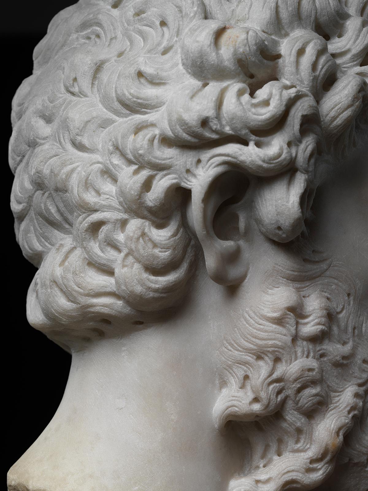 Cabeza de retrato en mármol del emperador romano Marco Aurelio (r. 161-180 d. C.), en su cuarto y último tipo de retrato. Conocidos como del tipo Imperatori Capitolino 38, por el ejemplo más famoso, estos retratos fueron creados hacia el final de su