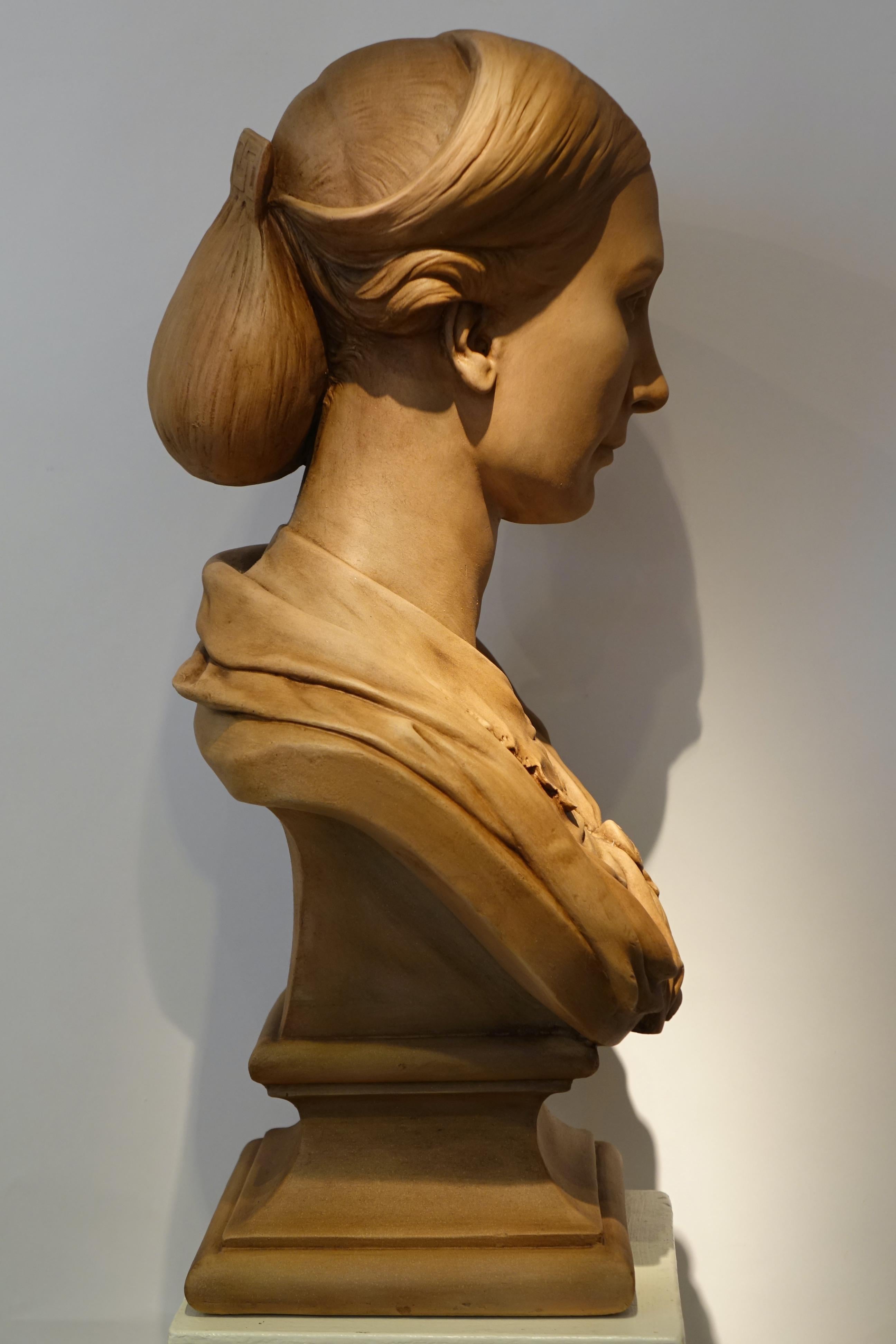 Portrait dans le buste d'une jeune femme, plâtre signé Dantan Jeune, 1867. 2