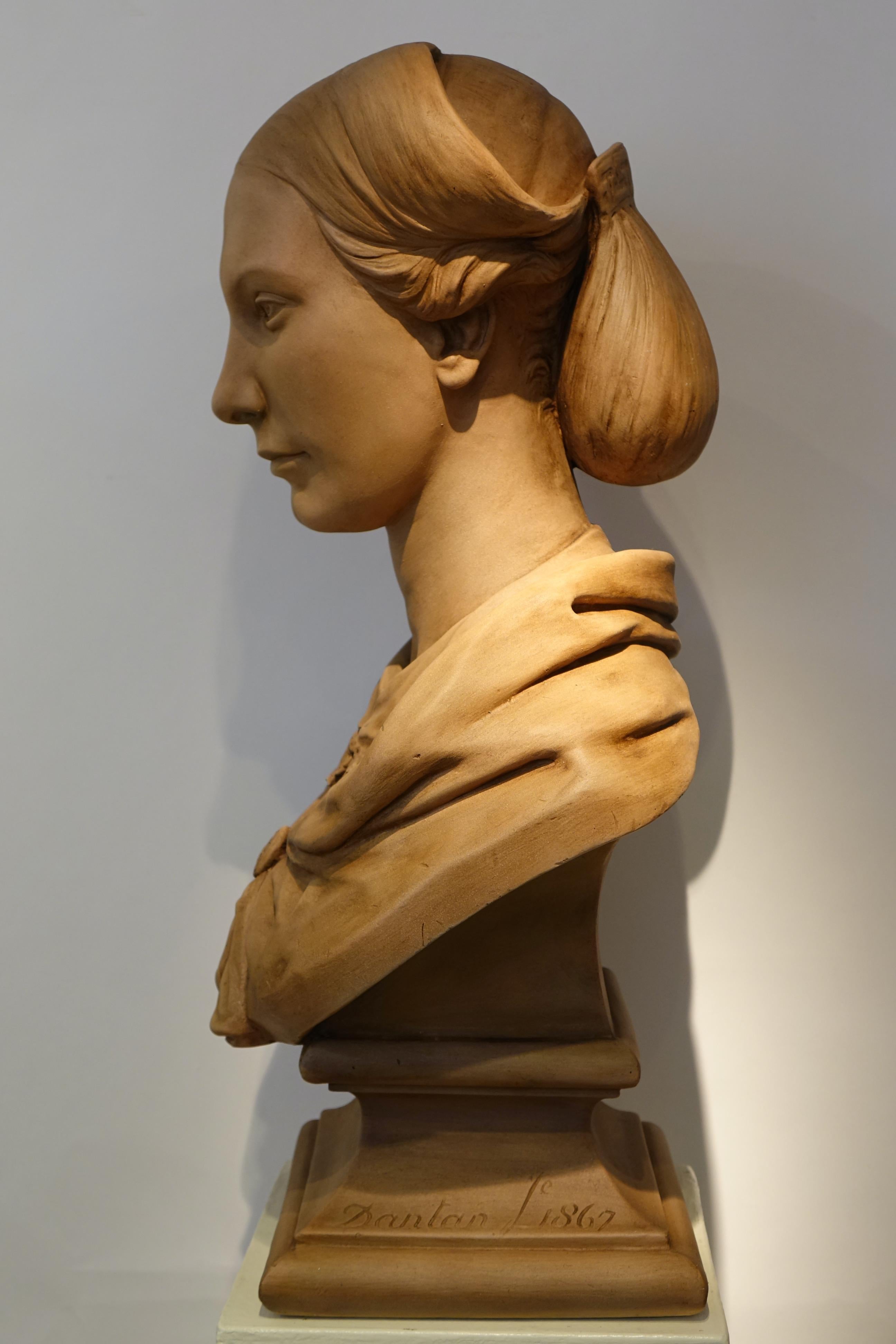 Patiné Portrait dans le buste d'une jeune femme, plâtre signé Dantan Jeune, 1867.