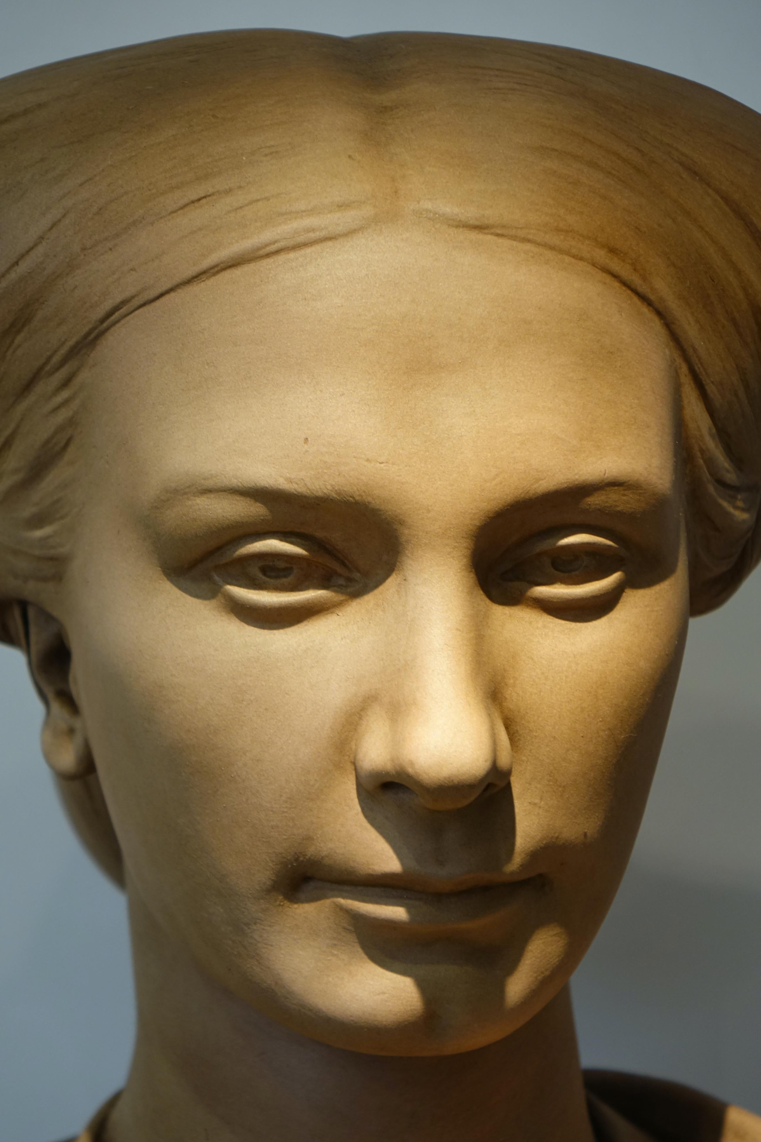 Milieu du XIXe siècle Portrait dans le buste d'une jeune femme, plâtre signé Dantan Jeune, 1867.