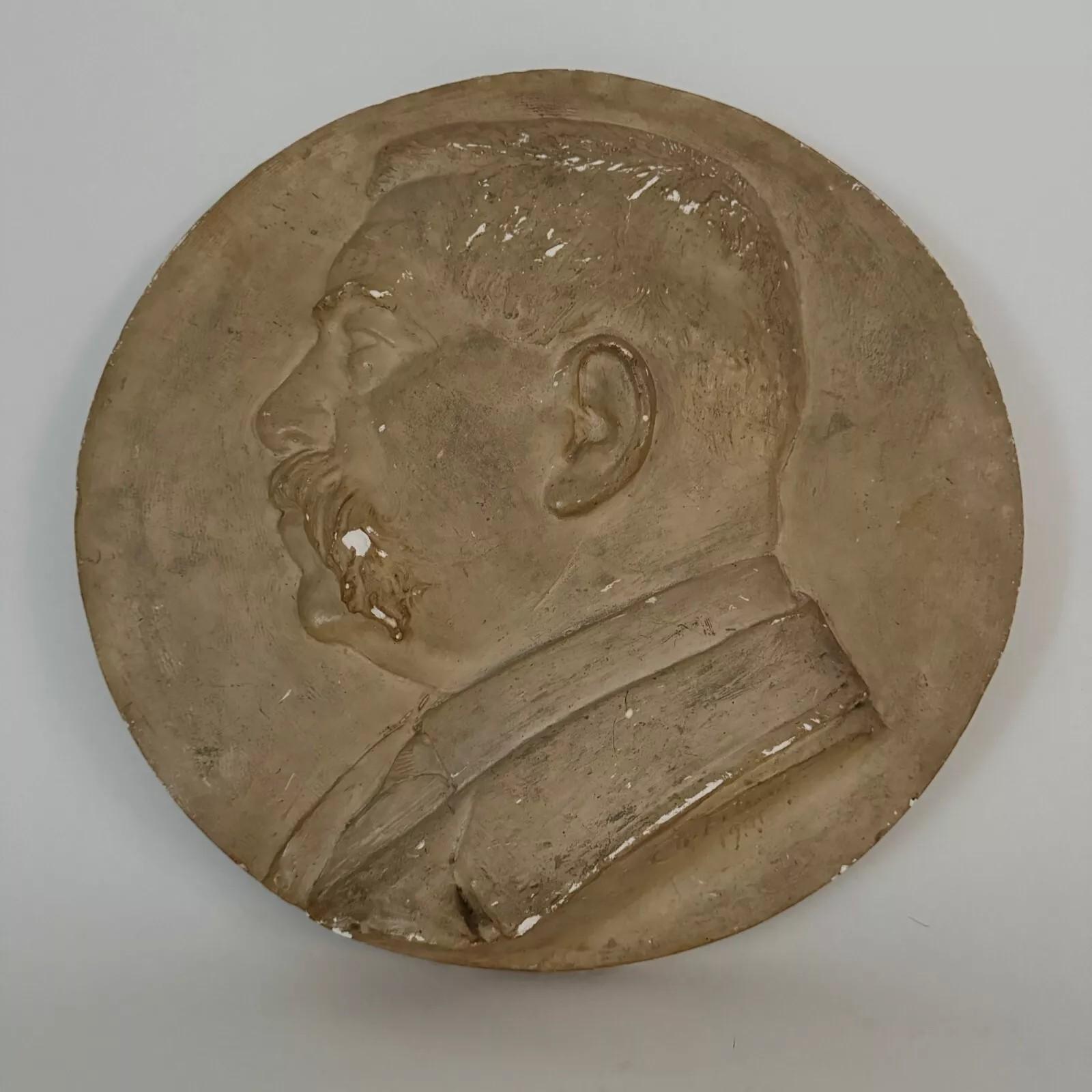 Portrait Medallion in Plaster by Charles Filleul – Male Profile, 1901. For Sale 3