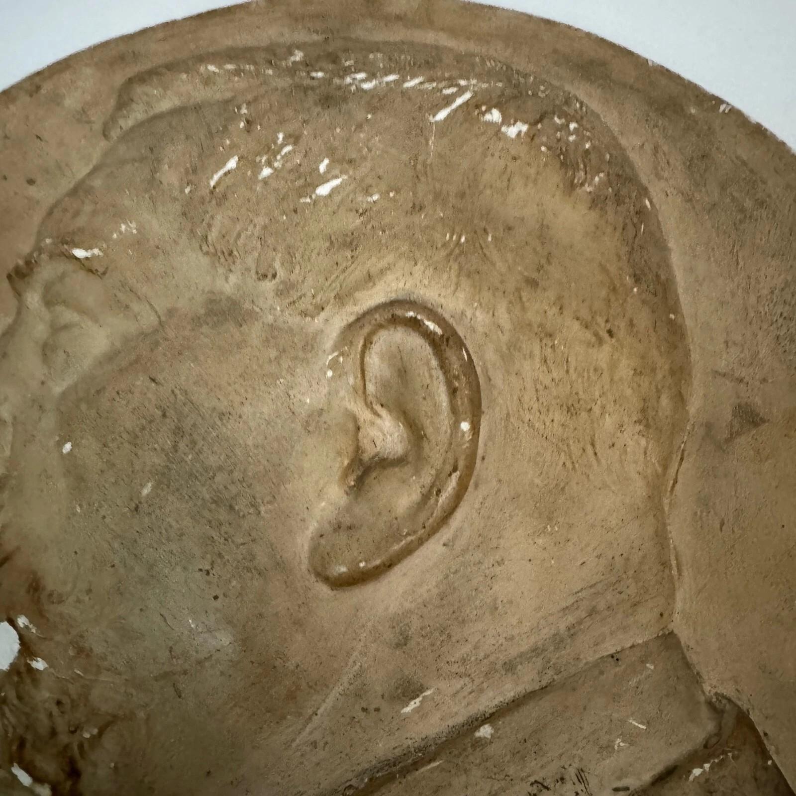 Portrait Medallion in Plaster by Charles Filleul – Male Profile, 1901. In Good Condition For Sale In NANTES, FR