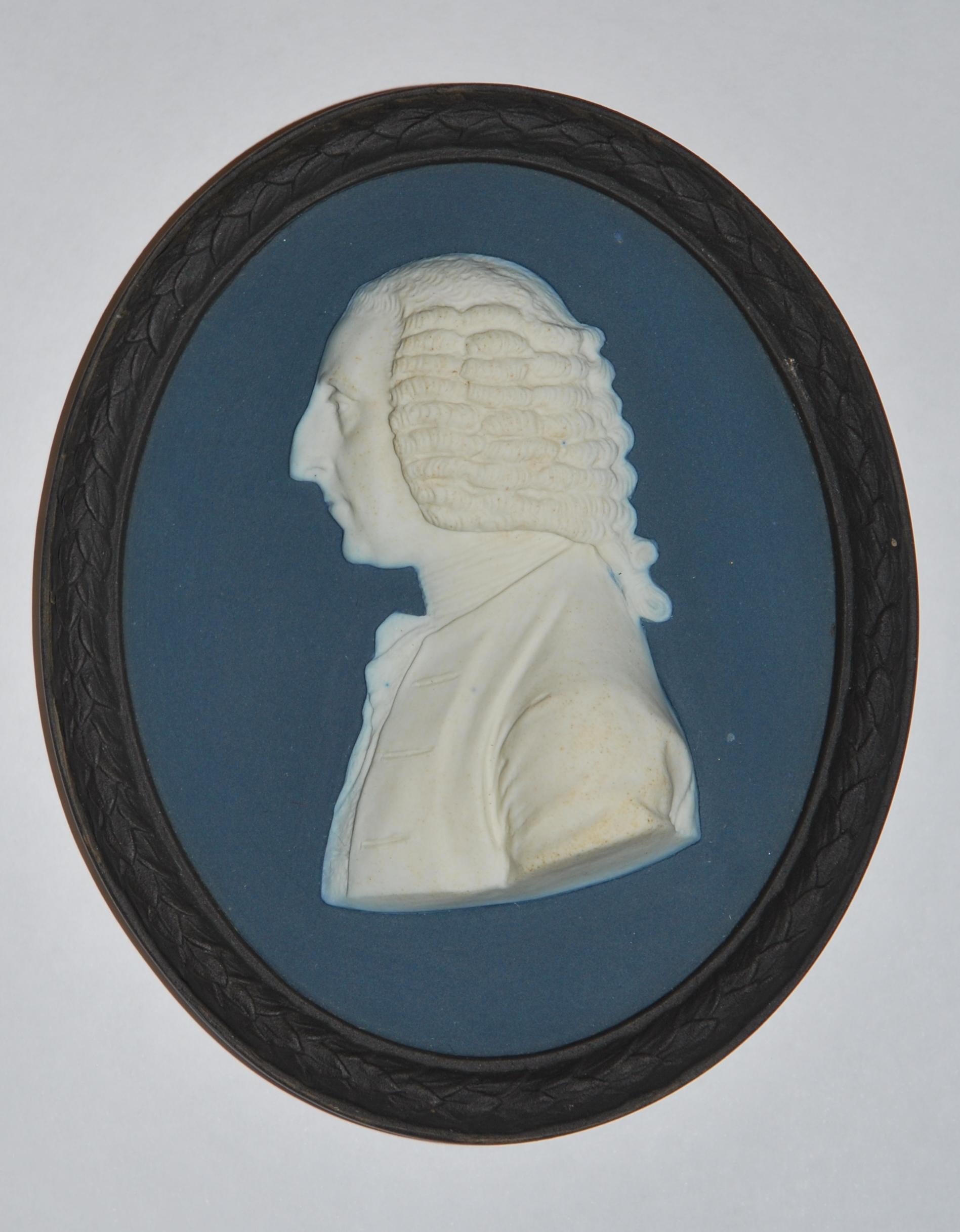Ein schönes dreifarbiges Porträtmedaillon des ersten Earl of Chatham (1708-1778), eines Whig-Staatsmannes, der Großbritannien während des Siebenjährigen Krieges führte. 

Die Verzierung stammt von Bert Bentley, einem der besten Dekorateure