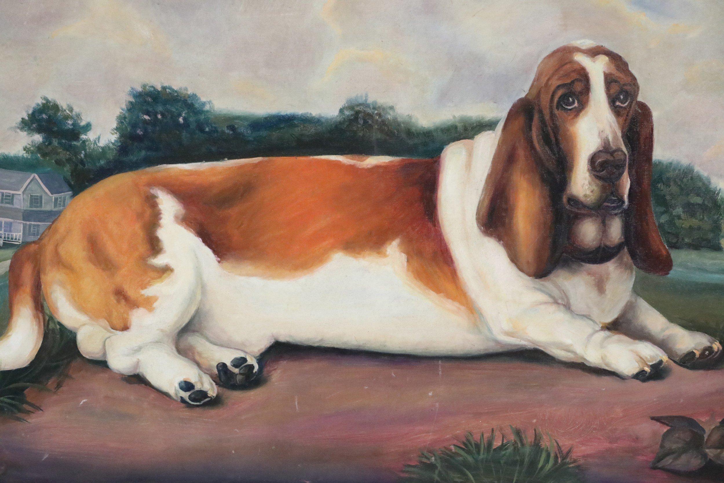 Portrait vintage (20ème siècle) d'un basset brun et blanc capturé couché sur un chemin avec une maison et un paysage au loin, sur une grande toile rectangulaire non encadrée.
 