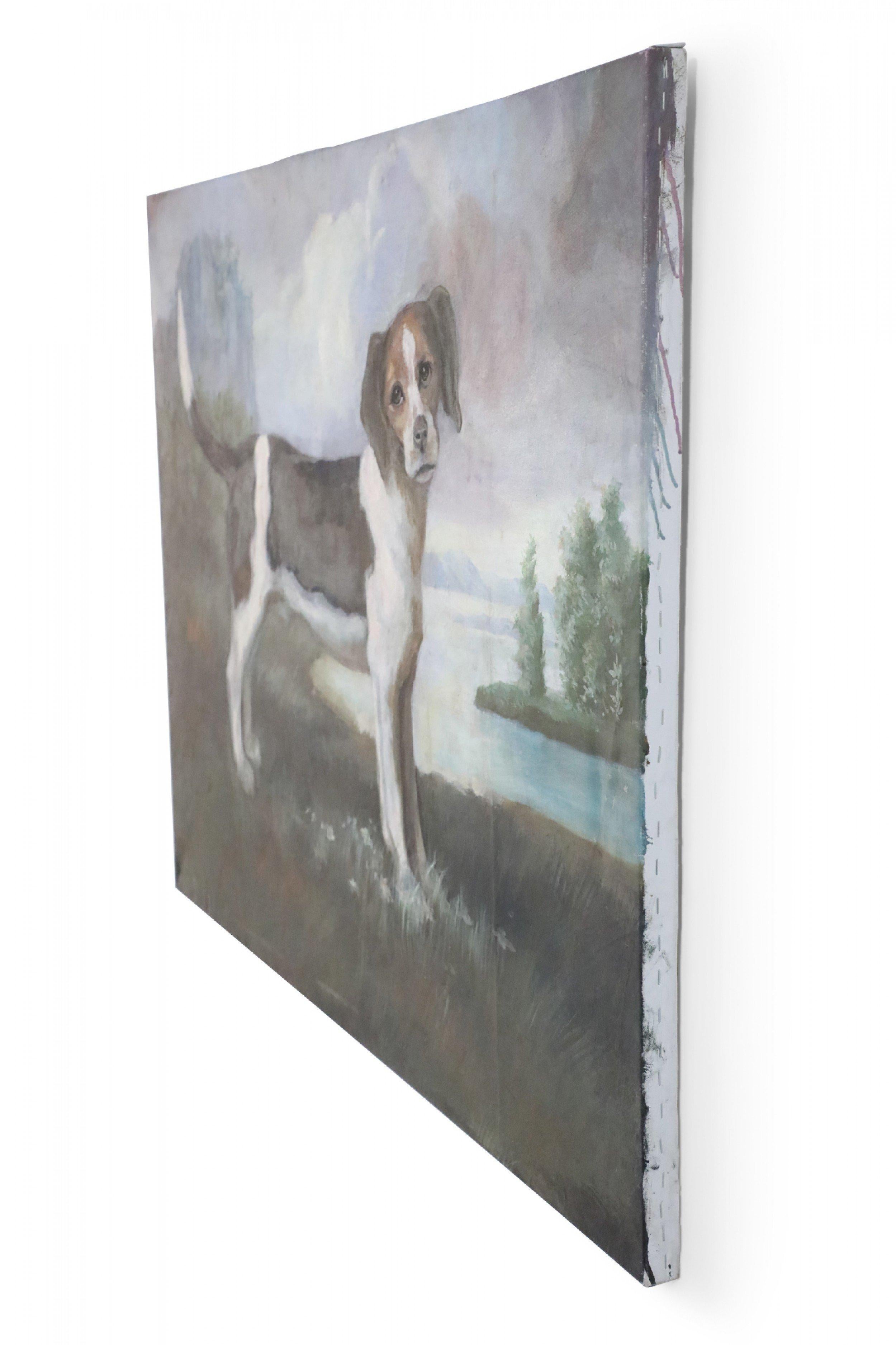 Grande peinture à l'huile sur toile non encadrée, d'époque (20e siècle), représentant un beagle noir, blanc et brun se tenant droit avec une légère inclinaison de la tête dans un champ d'herbe, avec une rivière, une forêt et une montagne servant