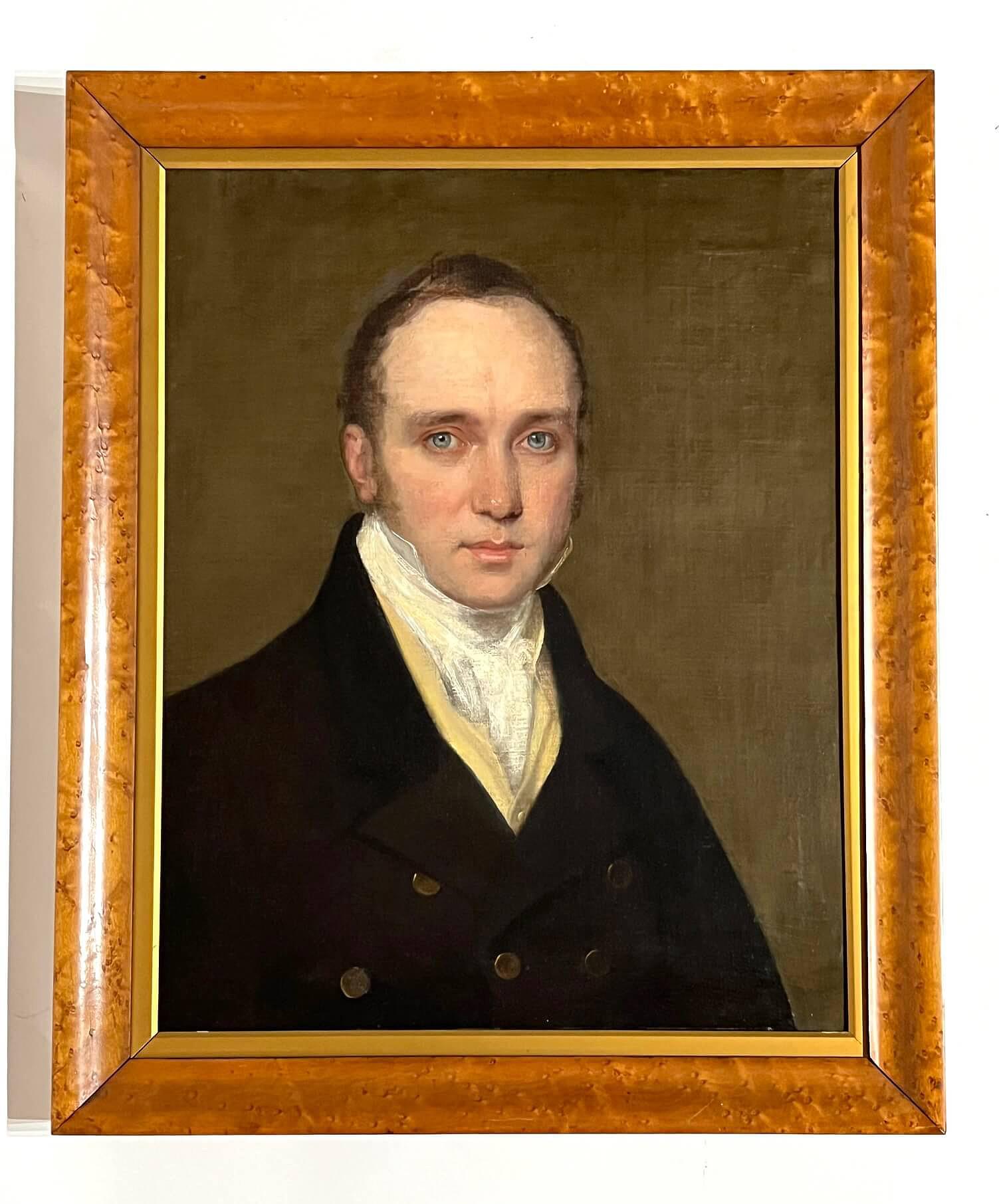 Un exquis portrait d'époque Regency vers 1820 à la manière du portraitiste royal écossais Sir Henry Raeburn (4 mars 1756 - 8 juillet 1823) d'un beau jeune homme aux yeux bleus glacés perçants portant un cravate blanche, un col haut, un gilet jaune