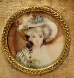 Ritratto di donna in avorio con cappello bianco in cornice di bronzo