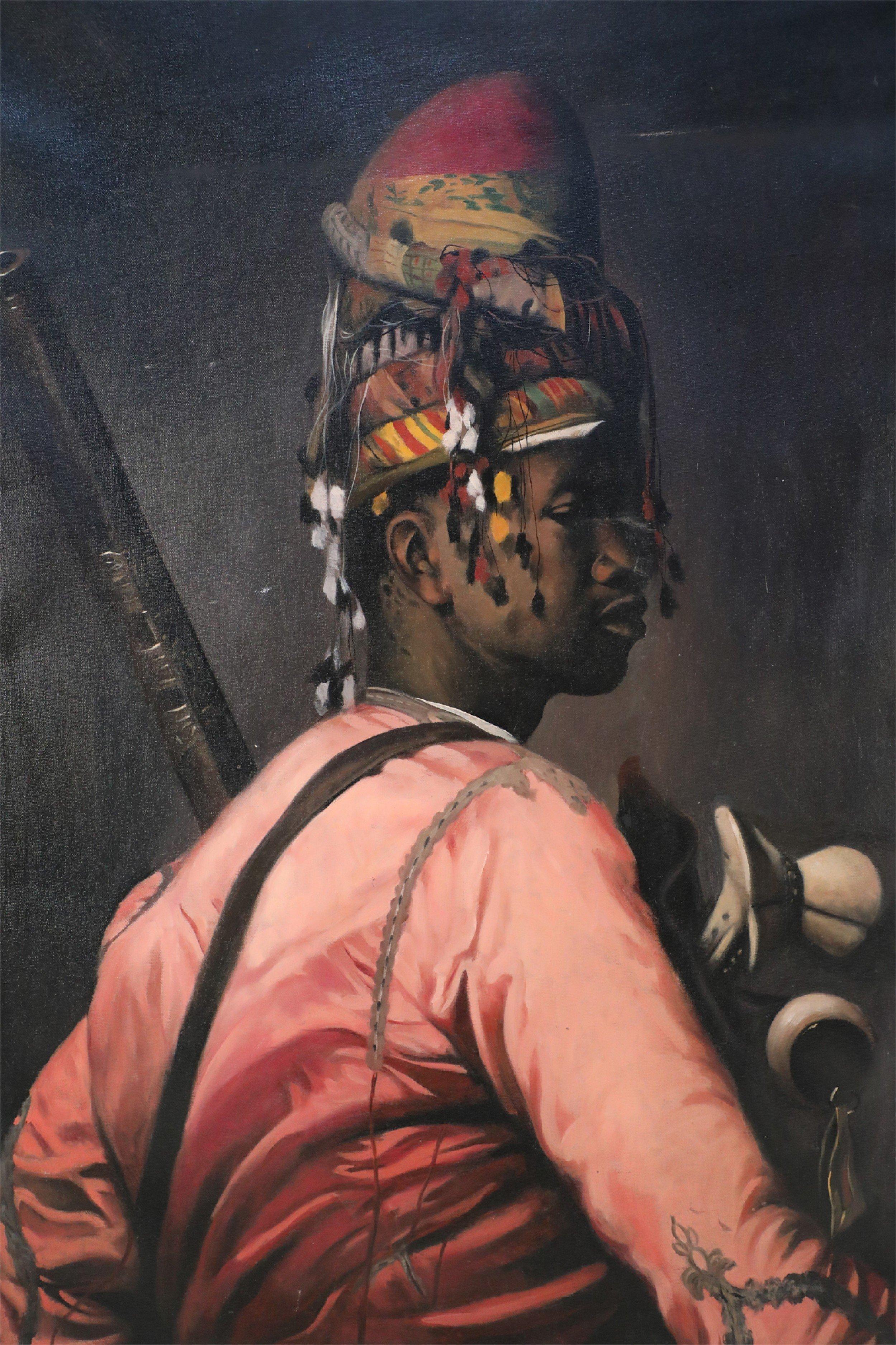 Vintage (20e siècle) portrait à l'huile sur toile non encadré d'un homme détourné du spectateur et regardant par-dessus son épaule pour révéler son profil, portant une tenue rose brodée avec un couvre-chef coloré en rouge, jaune et vert avec des