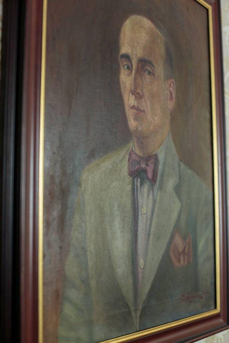 An oil painting on canvas with the half-length portrayal of a man.
The painting is signed by the pre-war painter of Lviv, Adam Krotochwila.

This fine piece of art is in very good condition.

Short biographical note about the painter:
Adam