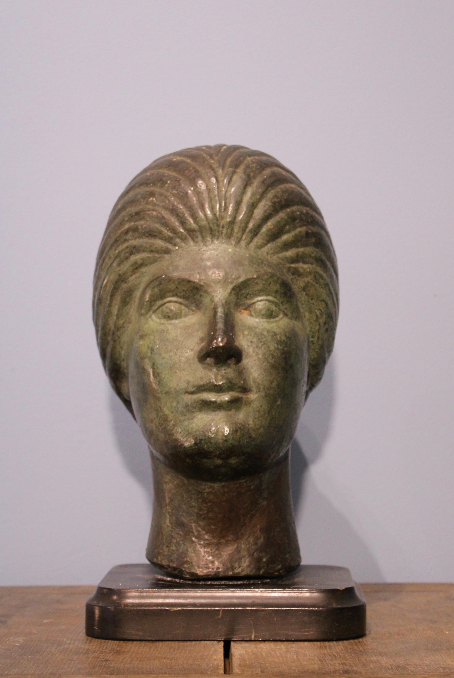 Portrait of a woman. 
Art Deco period bronze, signed 