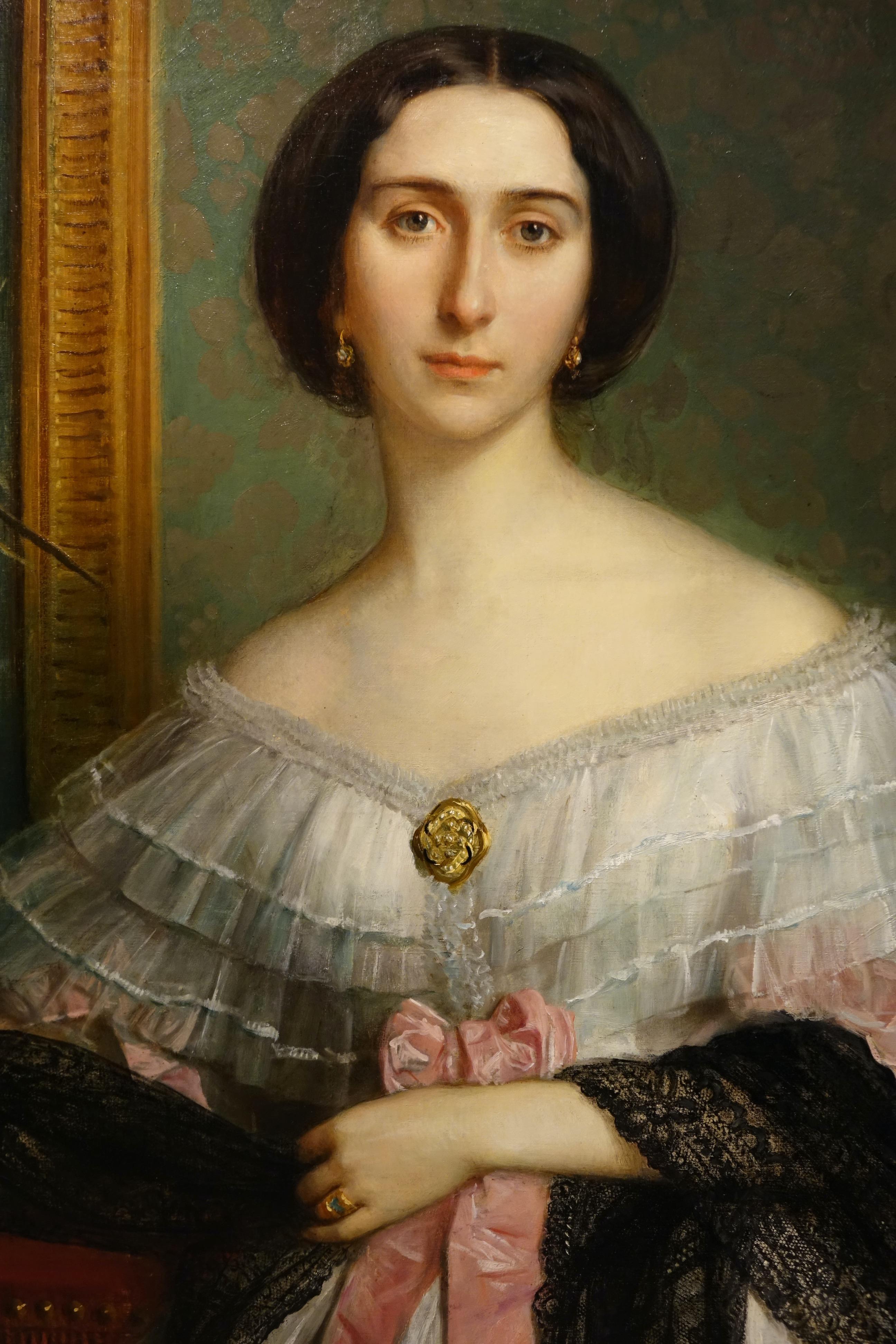 Grande huile sur toile représentant une jeune femme de caractère, sans doute une aristocrate, école française vers 1850.
Selon la tradition familiale, il s'agit du portrait de la comtesse Hallez Claparede, dame d'honneur de l'impératrice Eugénie