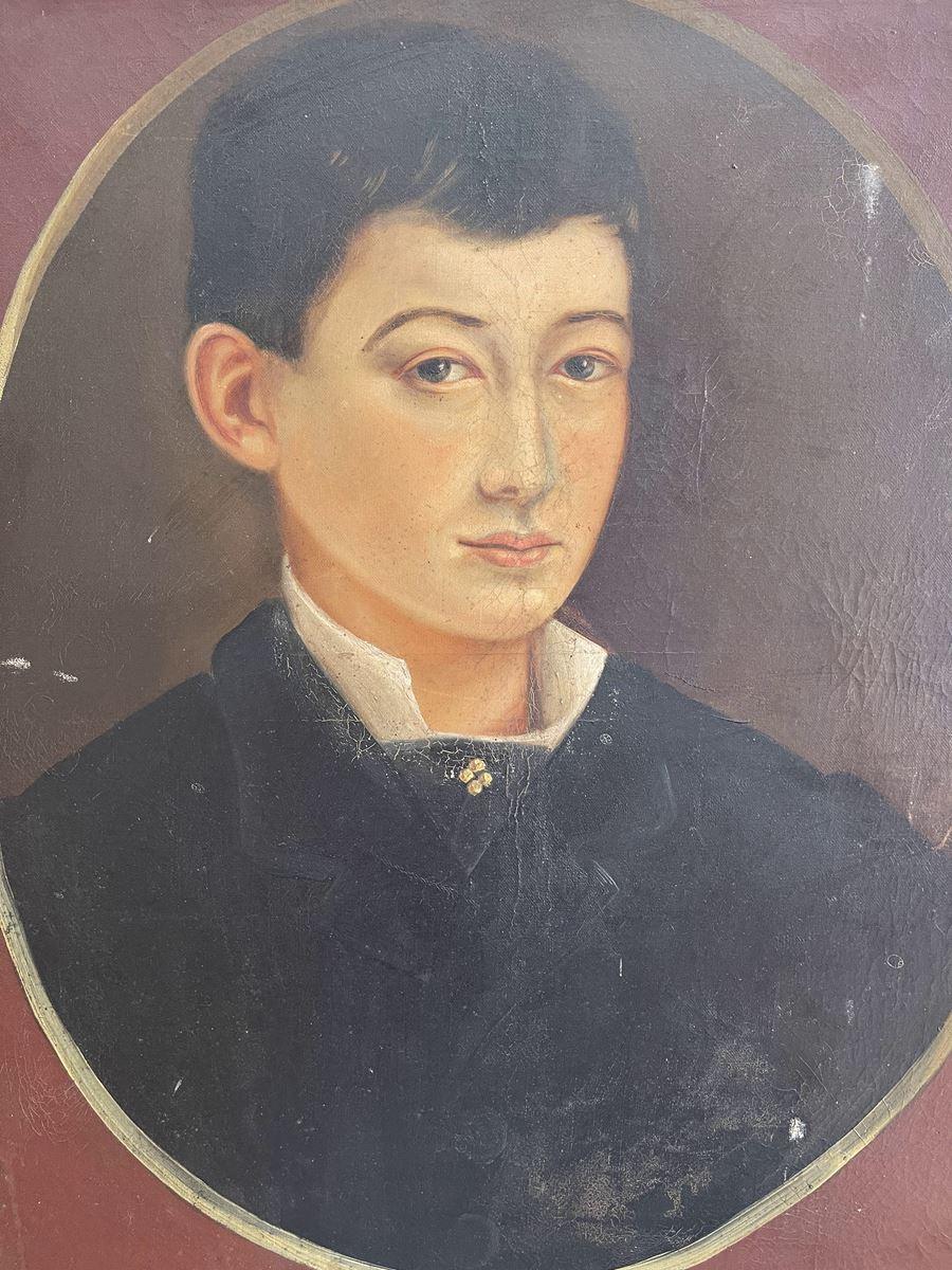 Oil painting on canvas depicting the portrait of a young boy in a medallion.
Dimensions
With frame - W 58,5 cm x H 71 cm
Without frame - W 50 cm x H 61 cm.