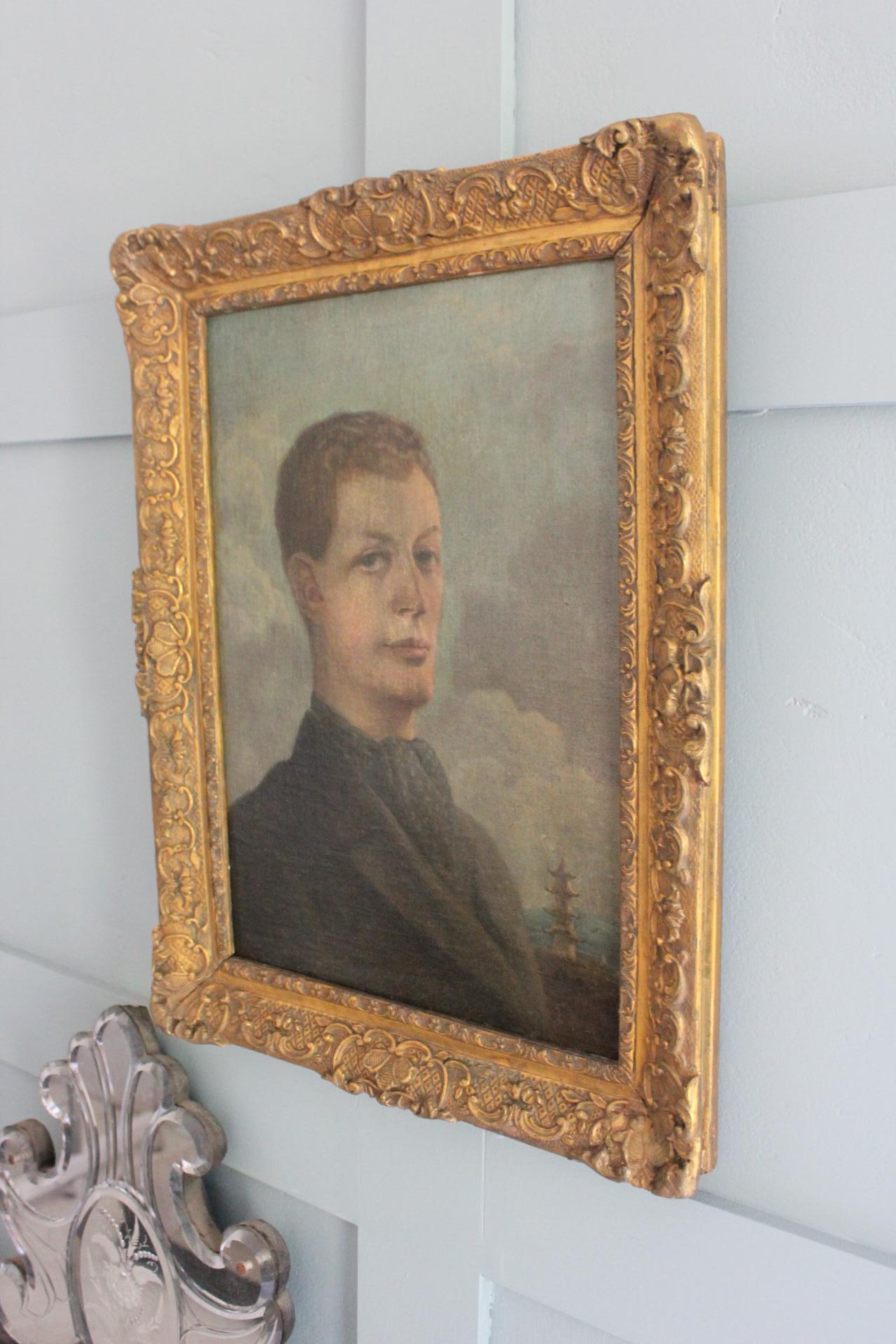 Ein stimmungsvolles Ölporträt aus dem frühen 20. Jahrhundert, das einen jungen britischen Gentleman, wahrscheinlich einen Kaufmann oder Marineoffizier, vor einem stimmungsvollen, bewölkten Himmel mit einer markanten Pagode am Horizont zeigt. Der