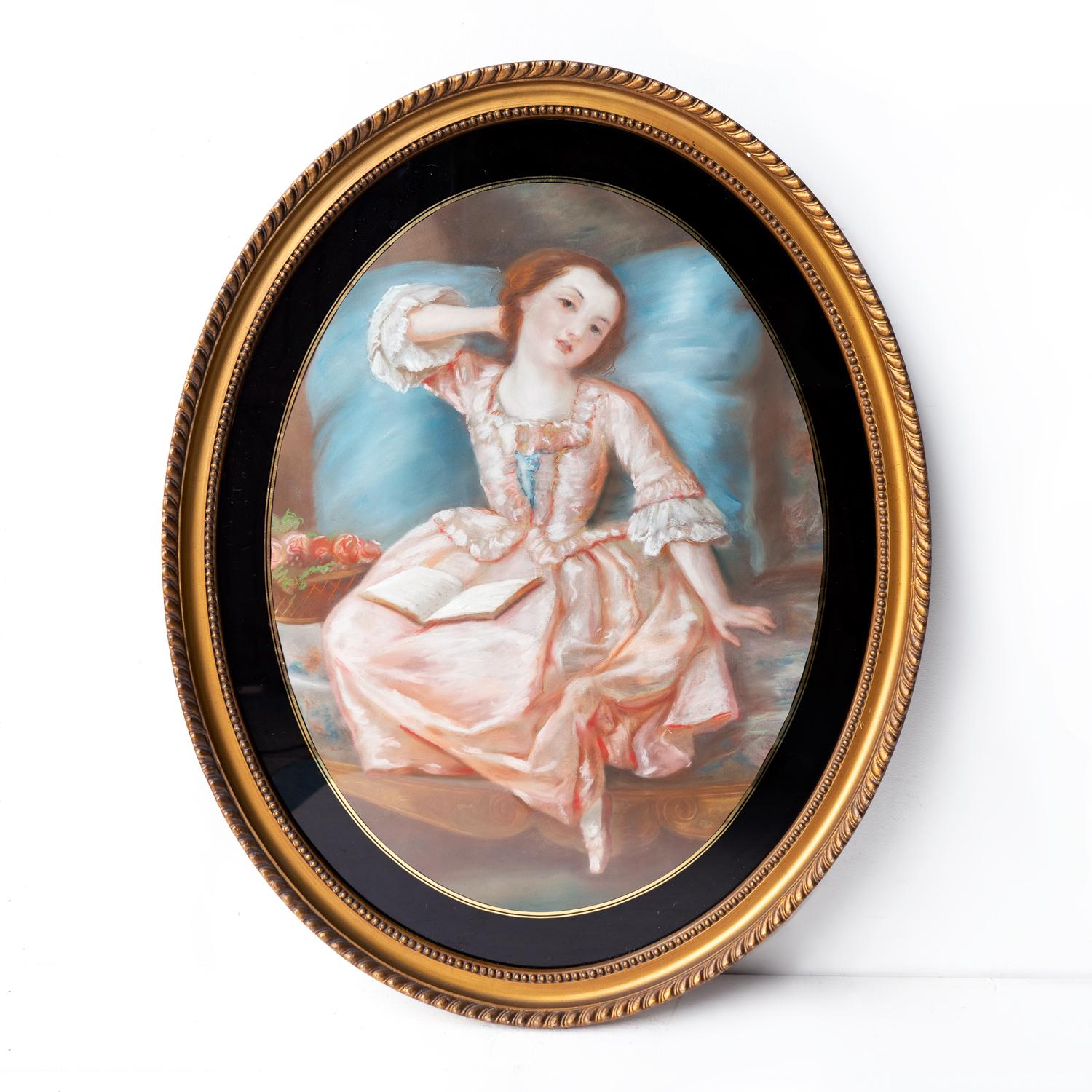 ANTICO DISEGNO ORIGINALE INCORNICIATO 

Raffigura una scena romantica di una giovane donna in abito rosa che si rilassa su un grande cuscino blu con un libro aperto sulle ginocchia e accanto a un cesto di rose.  

Risale al XIX secolo.