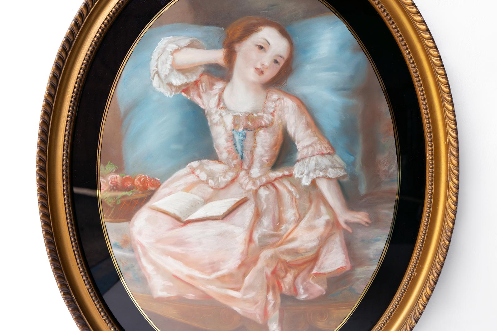 Porträt einer jungen Frau in einem rosafarbenen Kleid, antike Original-Pastellzeichnung im Angebot 1
