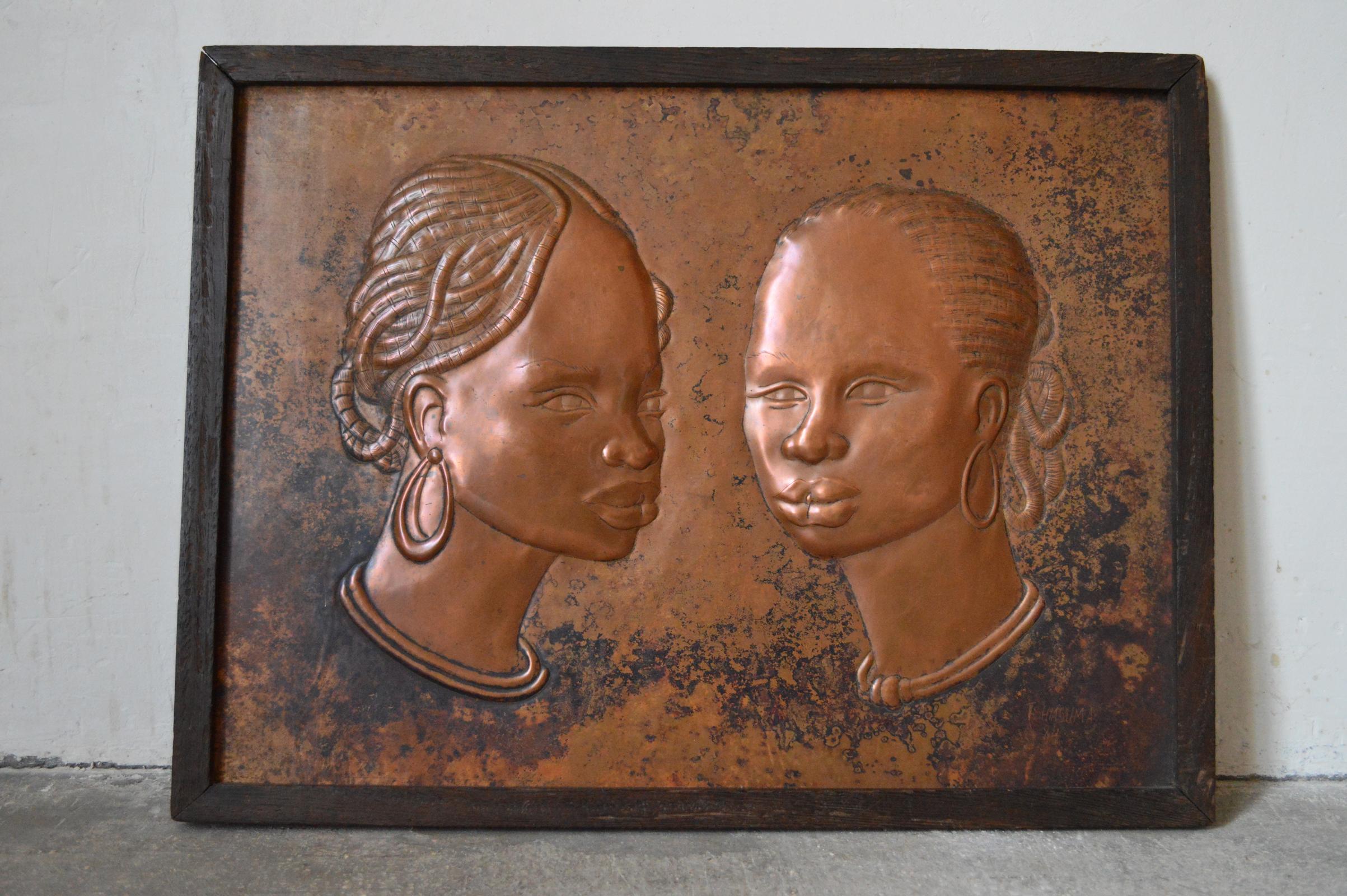 Original copper panel representing two women's faces.
Handmade brassware work by an African artist.

Art Deco Colonial style, Africa, 80s.
Signed and dated: 
