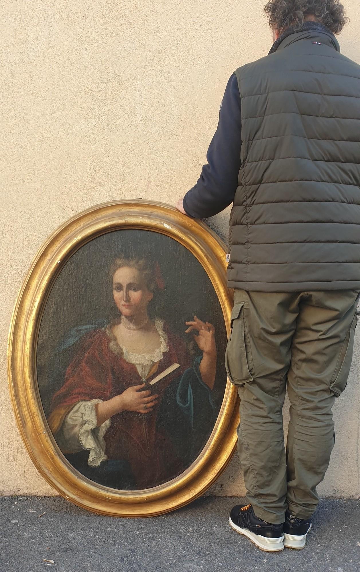 Oval portrait of a lady of quality, wearing rich jewelry and clothes, a fan in her hand.

Good condition, old restorations, relined, some wear to the frame.

18th century.

Dimensions with frame: 118x93cm.
Dimensions without frame: 97x73cm.