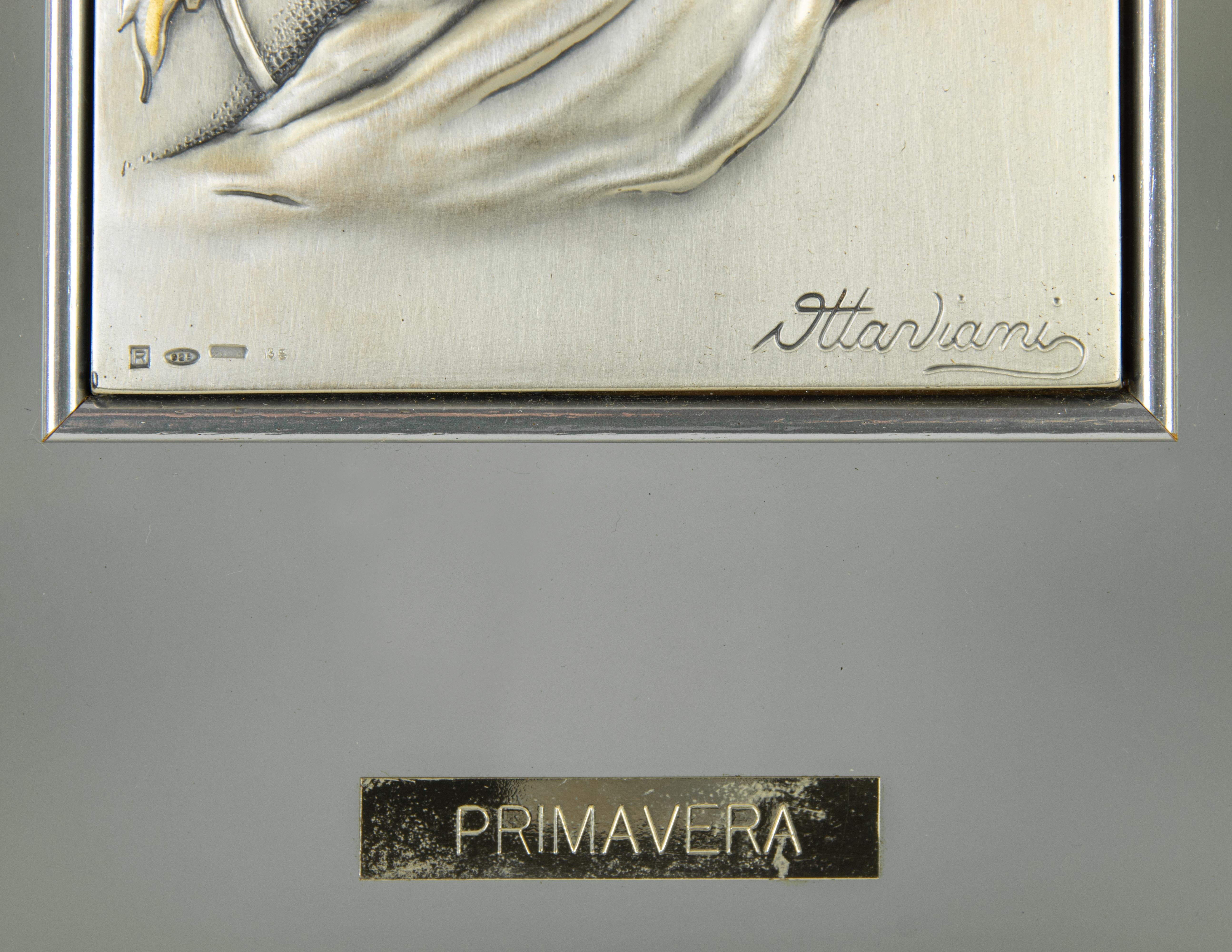 Das Porträt des Frühlings ist ein dekoratives Objekt, das von Studio Ottaviani in den 1980er Jahren realisiert wurde. 

Sterlingsilber-Skulptur, 1980er Jahre. 

Stempel Silber 925 unten links. Gerahmt.  

20 x 11 cm ; 42 x 33 cm mit Rahmen.

Guter