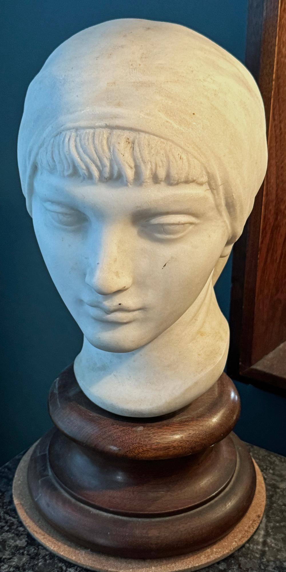 Esta representación de una mujer joven, fechada en 1930, es una extraordinaria pieza de escultura estadounidense esculpida en mármol blanco por John Gregory, que realizó nueve grandes paneles en bajorrelieve para la Biblioteca Folger Shakespeare de