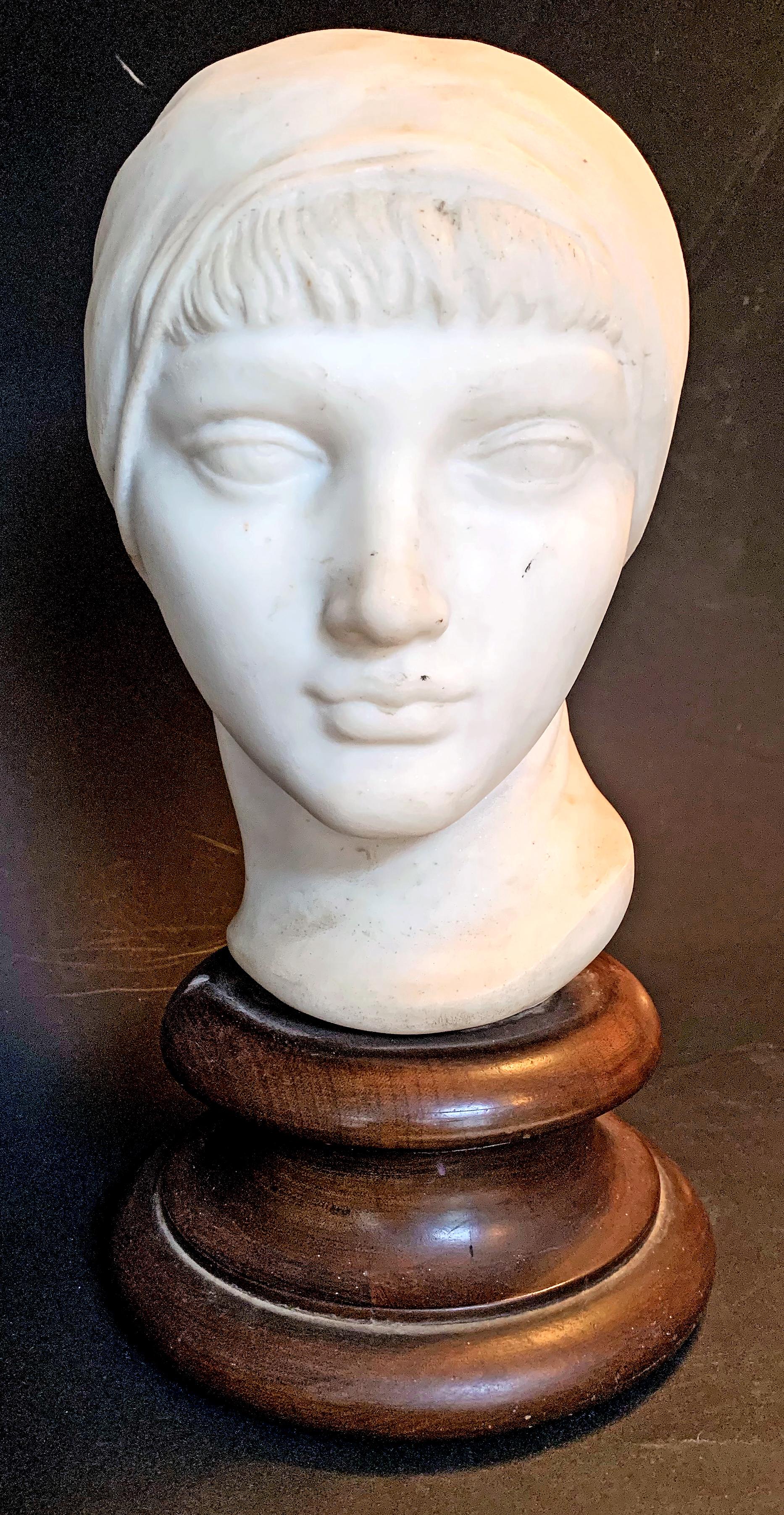 Art déco « Portrait de jeune femme », chef-d'œuvre de John Gregory, sculpteur de la Folger Library en vente