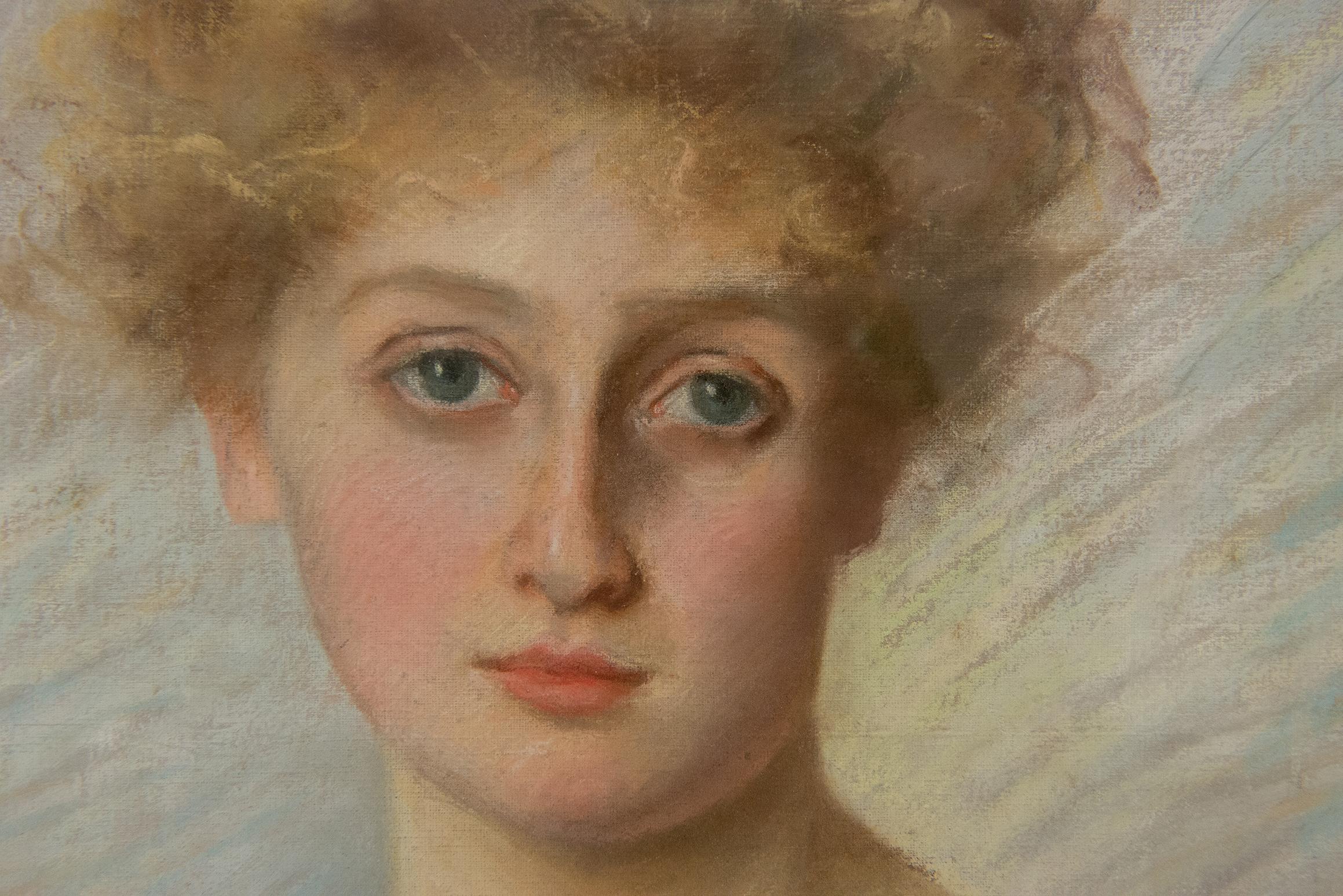 Bonito retrato de una joven con moño, pastel sobre cartulina. 
¿Por qué no crear una galería de retratos femeninos sonrientes? Un cliente italiano mío lo hizo: ¡es muy bonito e interesante!
O/6049.