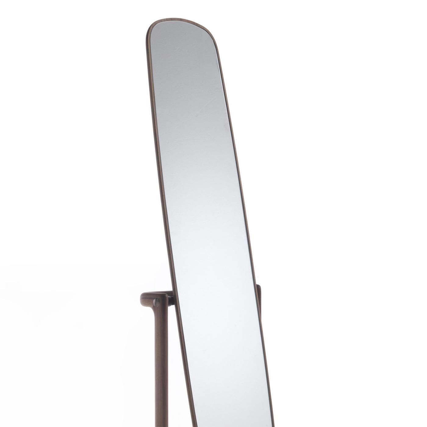 Mirror portrait walnut made with solid handcrafted
walnut wood, with removable mirror glass with solid
handcrafted walnut wood frame. Net weight: 26kg.