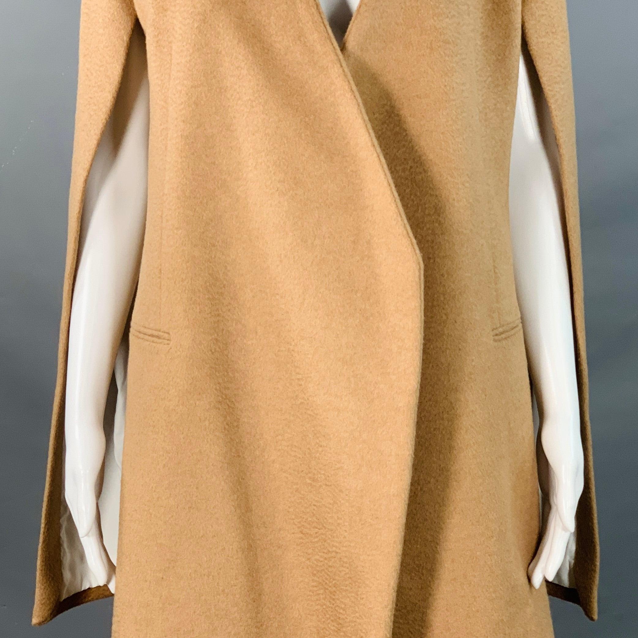 PORTS 1961 FW19 coat
in a tan textured camel hair featuring an open front, cape sleeves, and V-neck. Made in Lithuania.Excellent Pre-Owned Condition. 

Marked:   32 

Measurements: 
 
Shoulder: 15.5 inches Bust: 38 inches Sleeve: 29.5 inches Length: