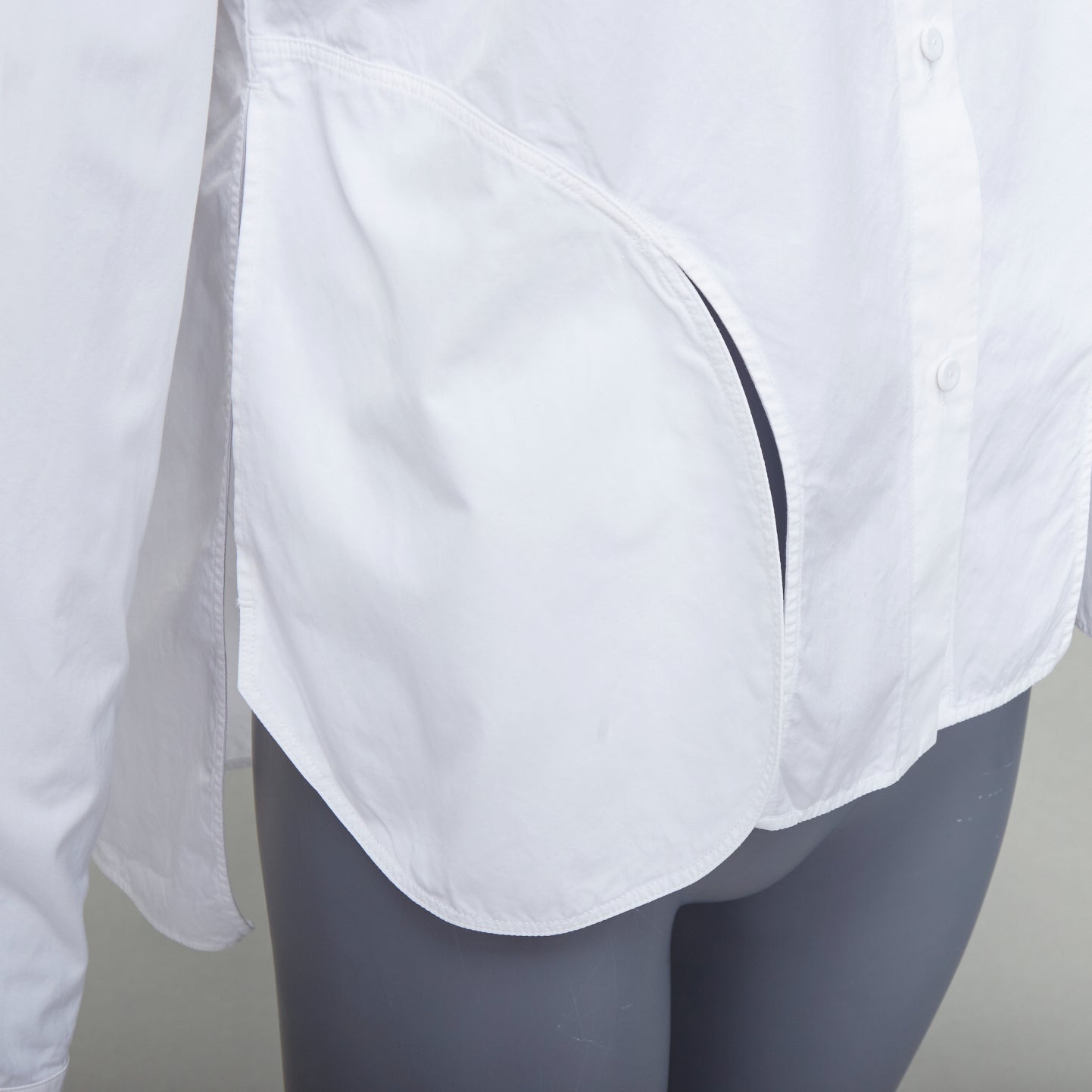 PORTS 1961 SHIRT white cotton front slit deconstructed button down top IT40 S
Reference: NKLL/A00320
Brand: Ports 1961
Collection: Shirt
Material: Cotton
Color: White
Pattern: Solid
Closure: Button
Made in: Italy

CONDITION:
Condition: Good, this