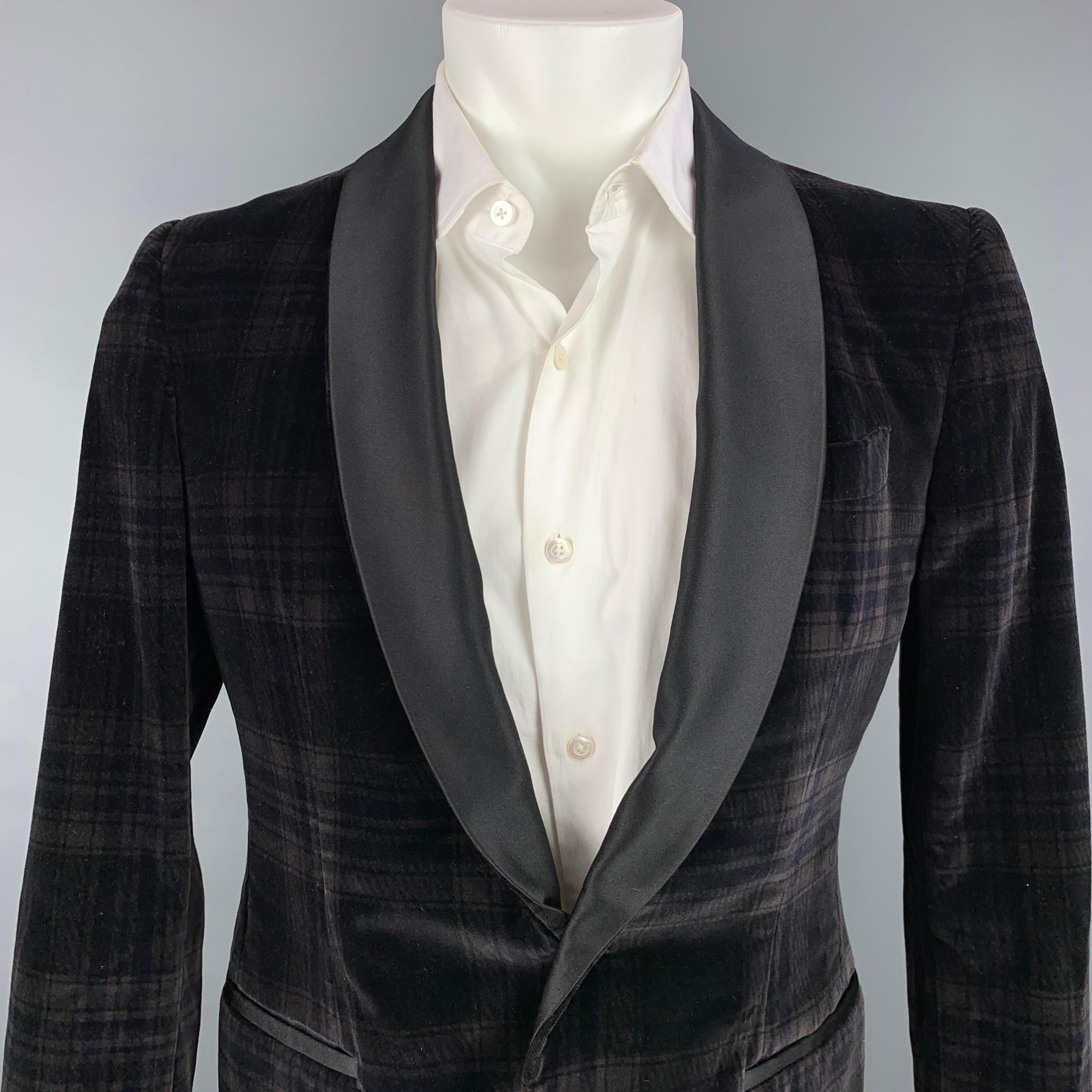 PORTS 1961 sport coat comes in a black & grey plaid velvet with a full liner featuring a shawl collar, slit pockets, and a single button closure. Made in Italy.

Very Good Pre-Owned Condition.
Marked: IT 48 R

Measurements:

Shoulder: 17 in.
Chest: