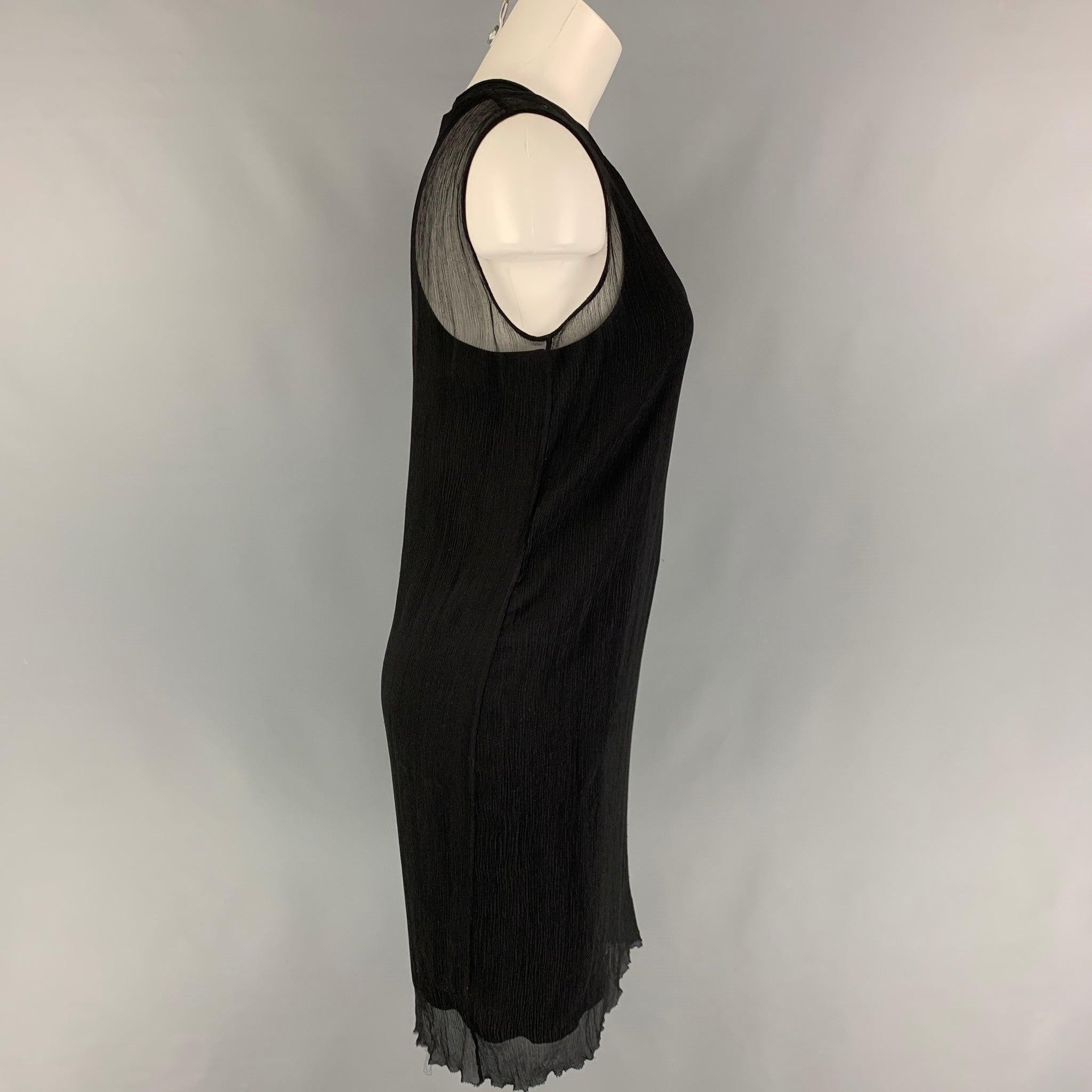 Vestido PORTS 1961 de viscosa arrugada negra con estilo de doble capa y sin mangas.
Muy buena
Estado usado. 

Marcado:   4 

Medidas: 
 
Hombro 14 pulgadas  Busto: 32 pulgadas  Cadera: 36 pulgadas  Longitud: 37 pulgadas 

  
  
 
Referencia Sui