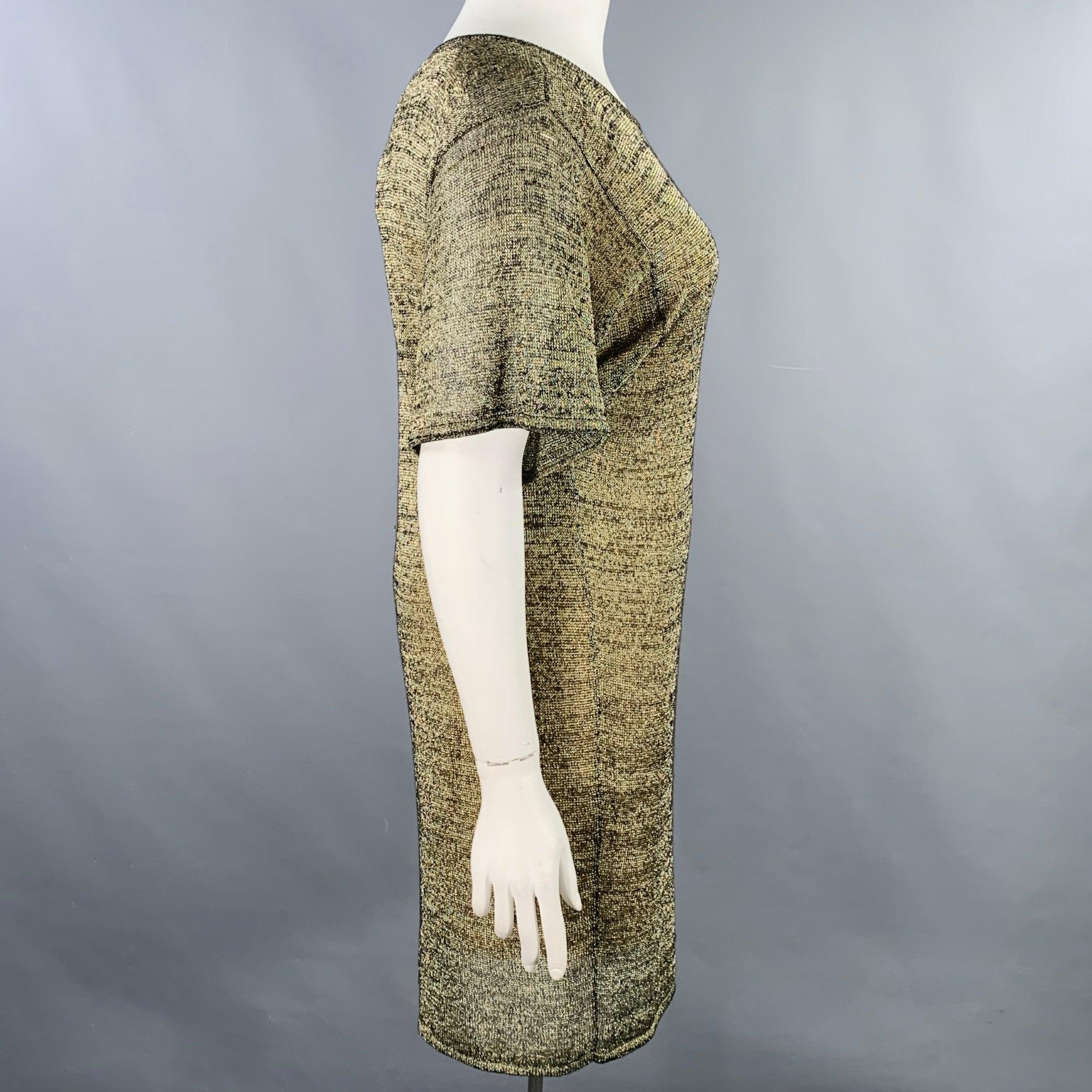 Vestido PORTS 1961 de punto de algodón y poliéster dorado y negro, con forro interior, mangas cortas y cuello redondo. Muy buen estado de segunda mano con etiquetas. Enganches moderados. 

Marcado:   L 

Medidas: 
 
Hombros 18 pulgadas Busto: 36