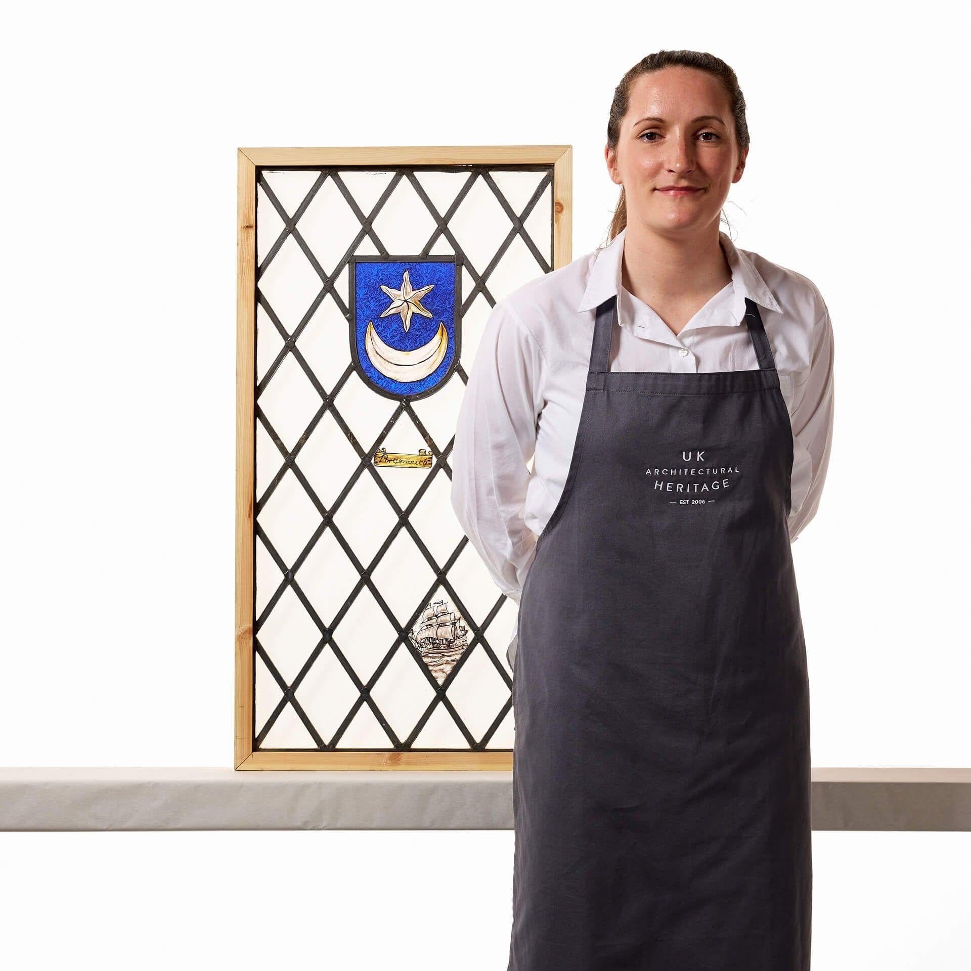 Ein antikes englisches Glasfenster aus dem frühen 20. Jahrhundert mit dem Wappen von Portsmouth. Dieses Buntglasfenster gehört zu einer Reihe von Tafeln, die wir aus Townes und Städten an der Südküste der britischen Inseln verkaufen.

Das Wappen von