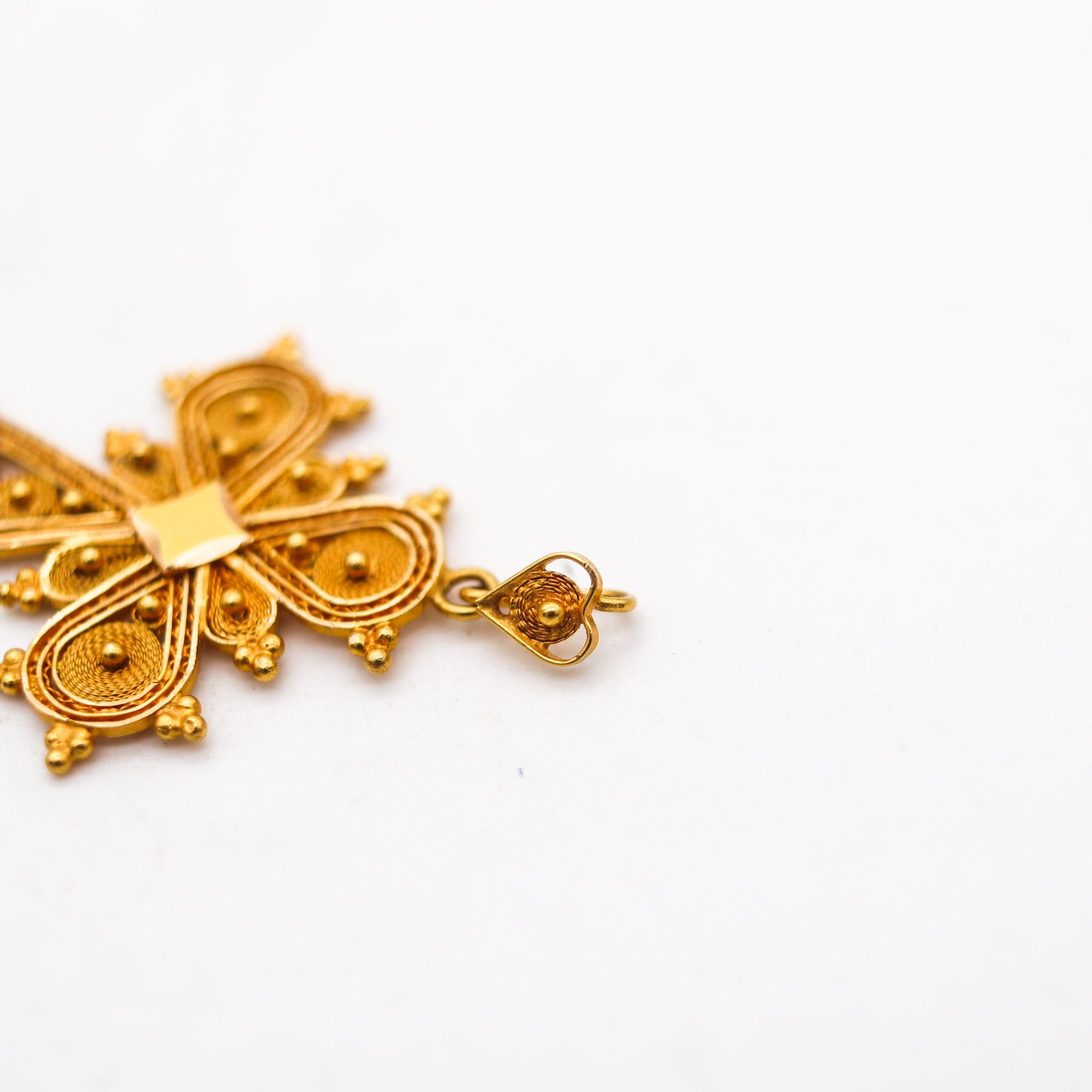 Portugal 1930 Fine Filigree Byzantine Type Pendant Cross In 18Kt Yellow Gold In Excellent Condition For Sale In Miami, FL