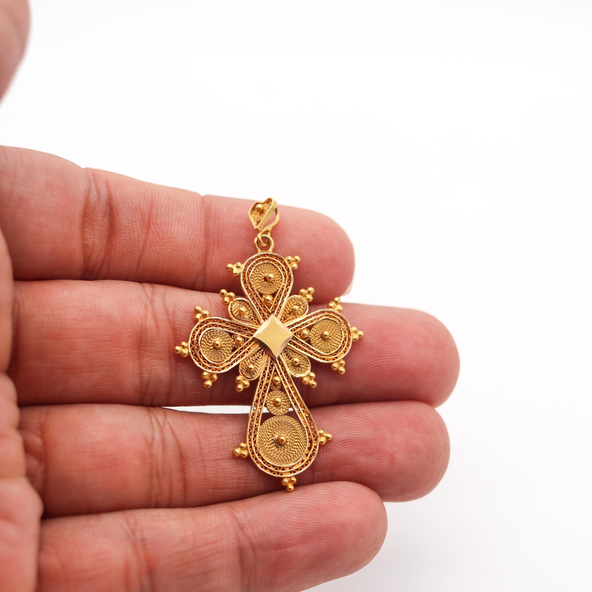 Portugal 1930 Fine Filigree Byzantine Type Pendant Cross In 18Kt Yellow Gold For Sale 1