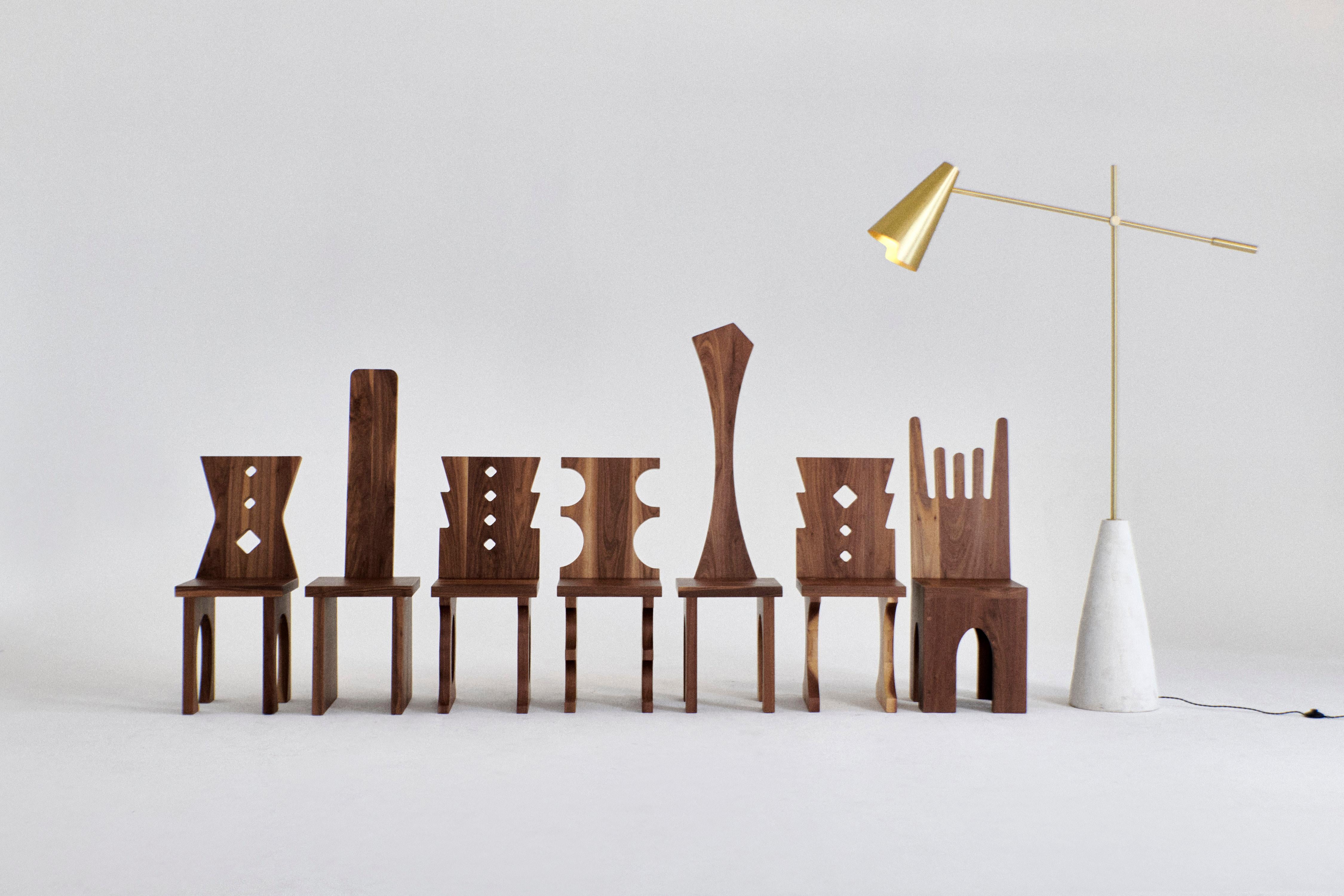 Portugal Chair No4, conçu en 2024

Cette chaise fait partie d'une série de huit designs différents avec un dossier de forme graphique et des pieds structurels.
Sculptée à la main dans du noyer massif par des artisans qualifiés du nord du