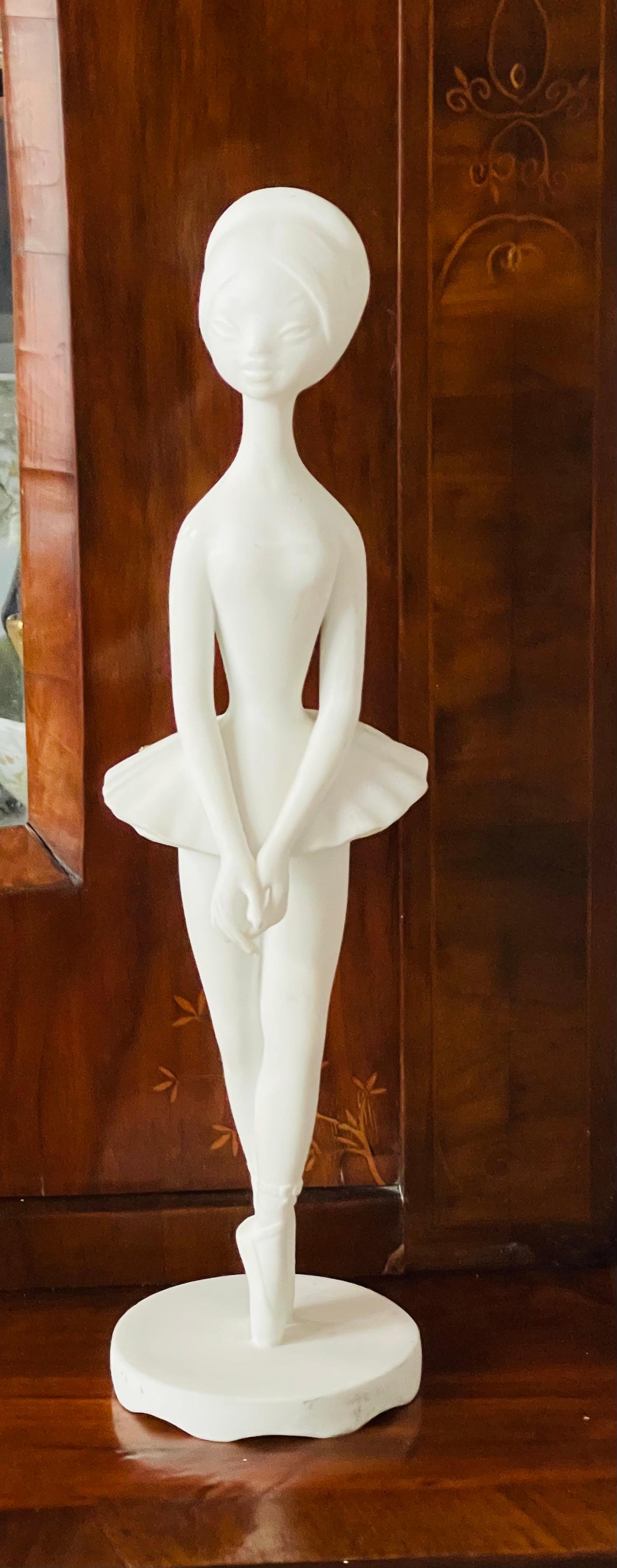 Elegante scultura moderna di ballerina in porcellana parigina proveniente dal Portogallo.
