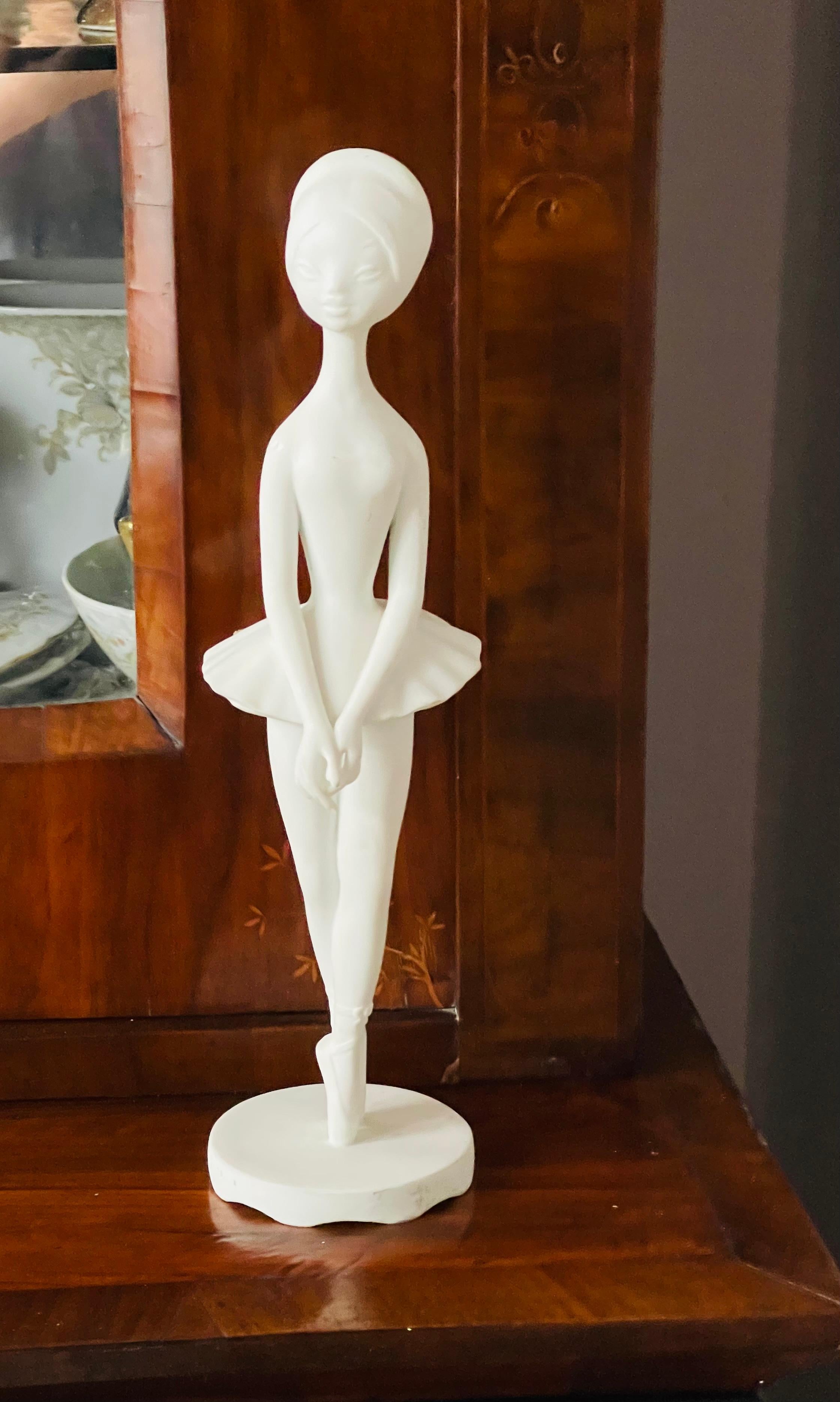 Mid-Century moderno Scultura di ballerina in porcellana del Portogallo Parian in vendita